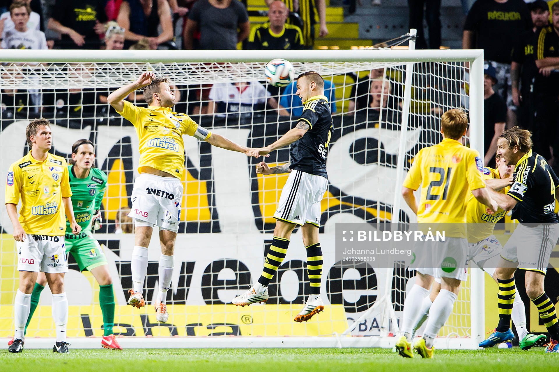 s Alexander Milosevic nickar precis utanför framför
