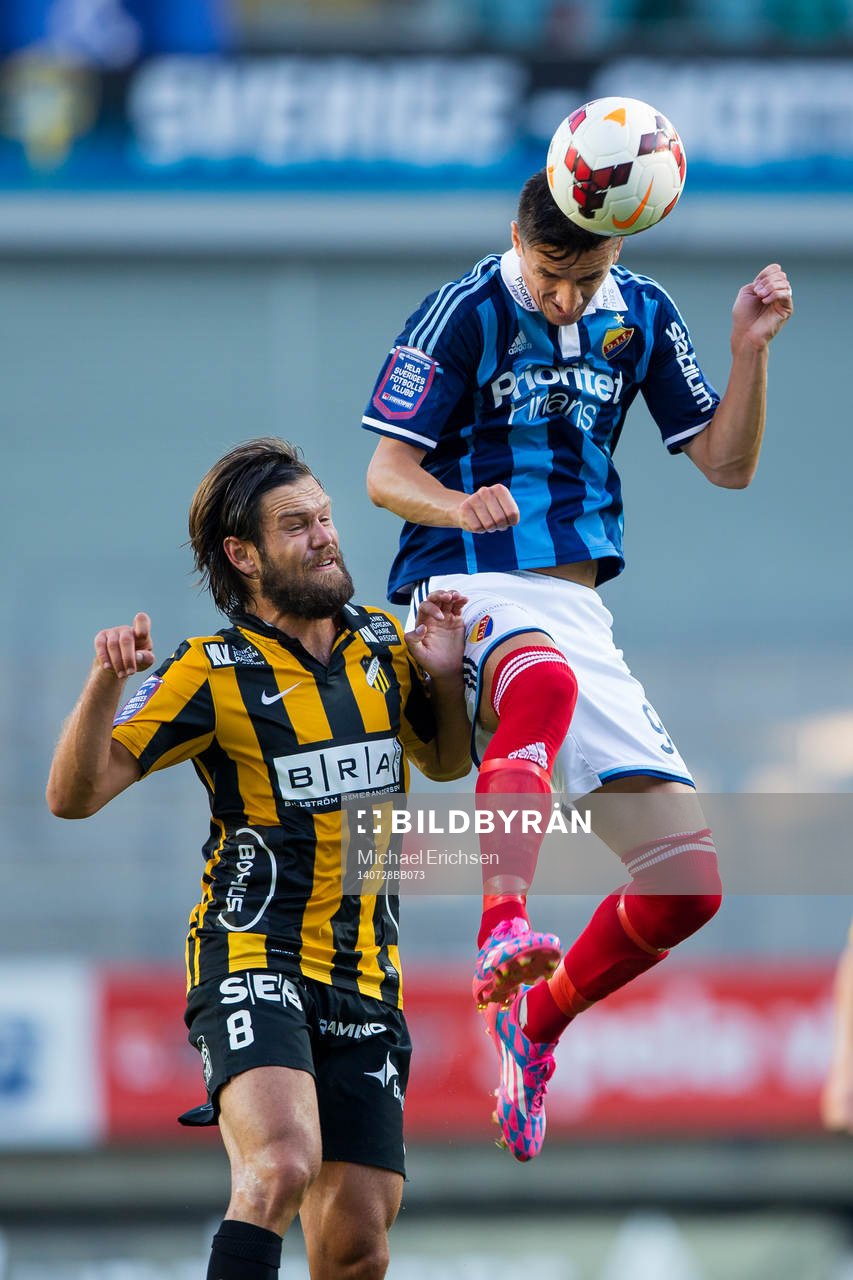 Djurgårdens Haris Radetinac vinner en nickduell mot