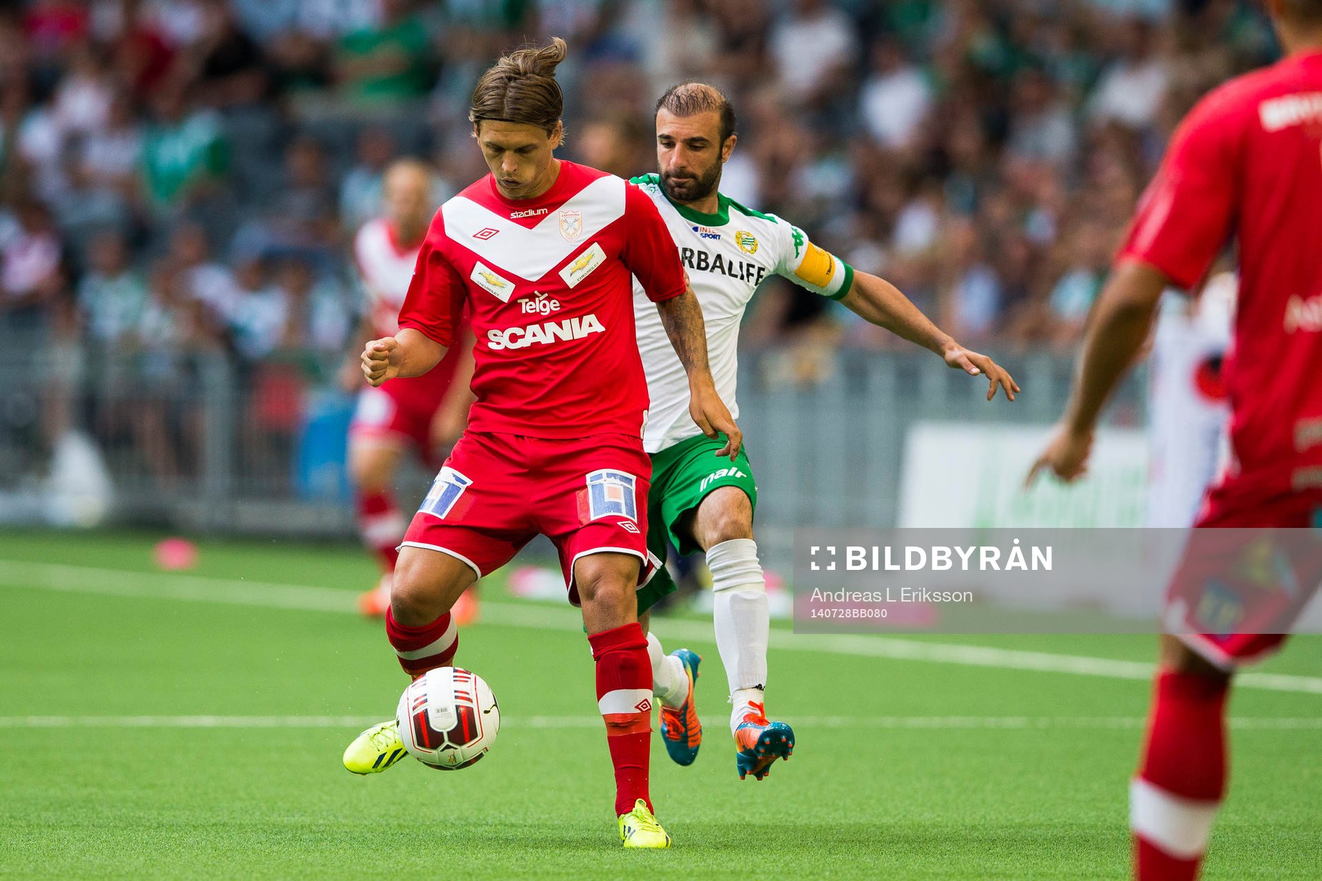 Assyriskas Fredrik Holster jagas av Hammarbys Kennedy