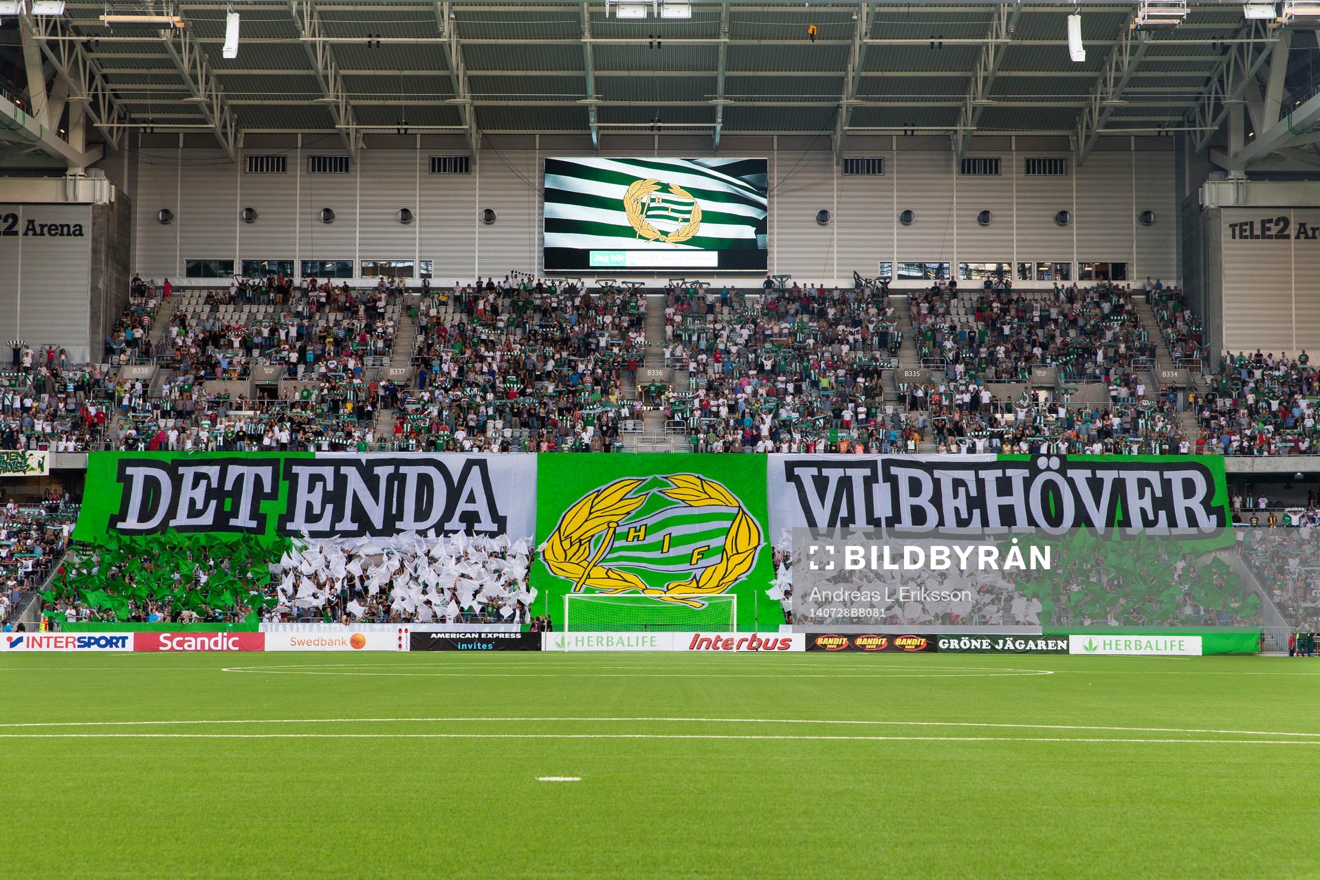 Hammarbys supportrar med ett TIFO innan fotbollsmatchen i