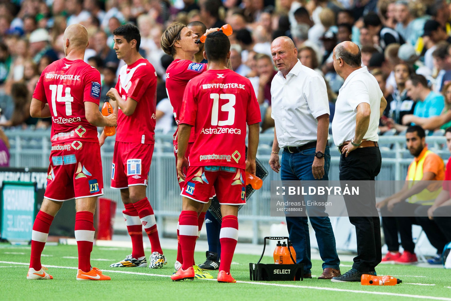 Assyriskas tränare Sören Åkeby pratar med sina spelare