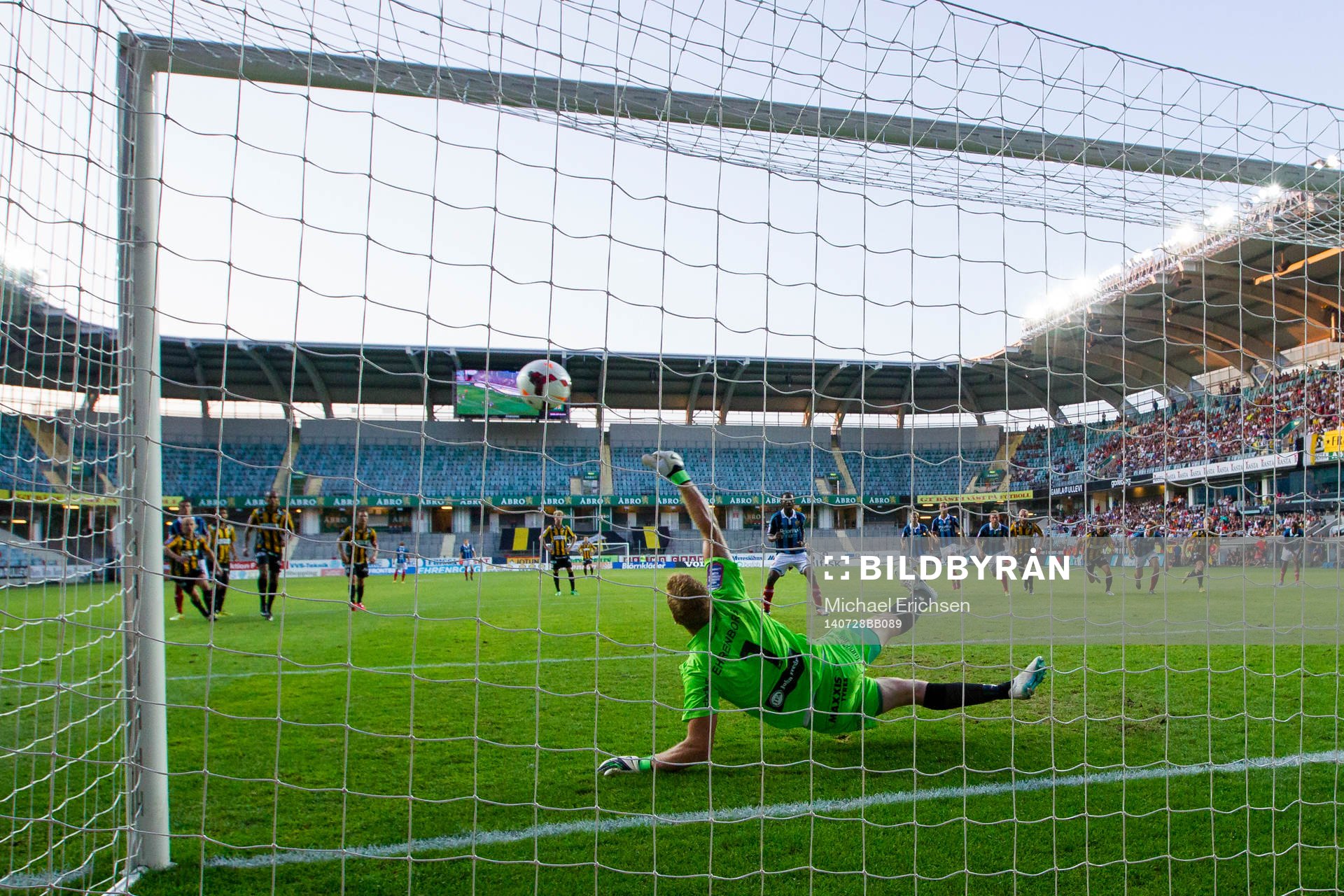 Häckens målvakt Christoffer Källqvist räddar en straff på övertid slagen av Djurgårdens Amadou Jawo under fotbollsmatchen i Allsvenskan mellan Häcken - Djurgården den 28 Juli 2014 i Göteborg.