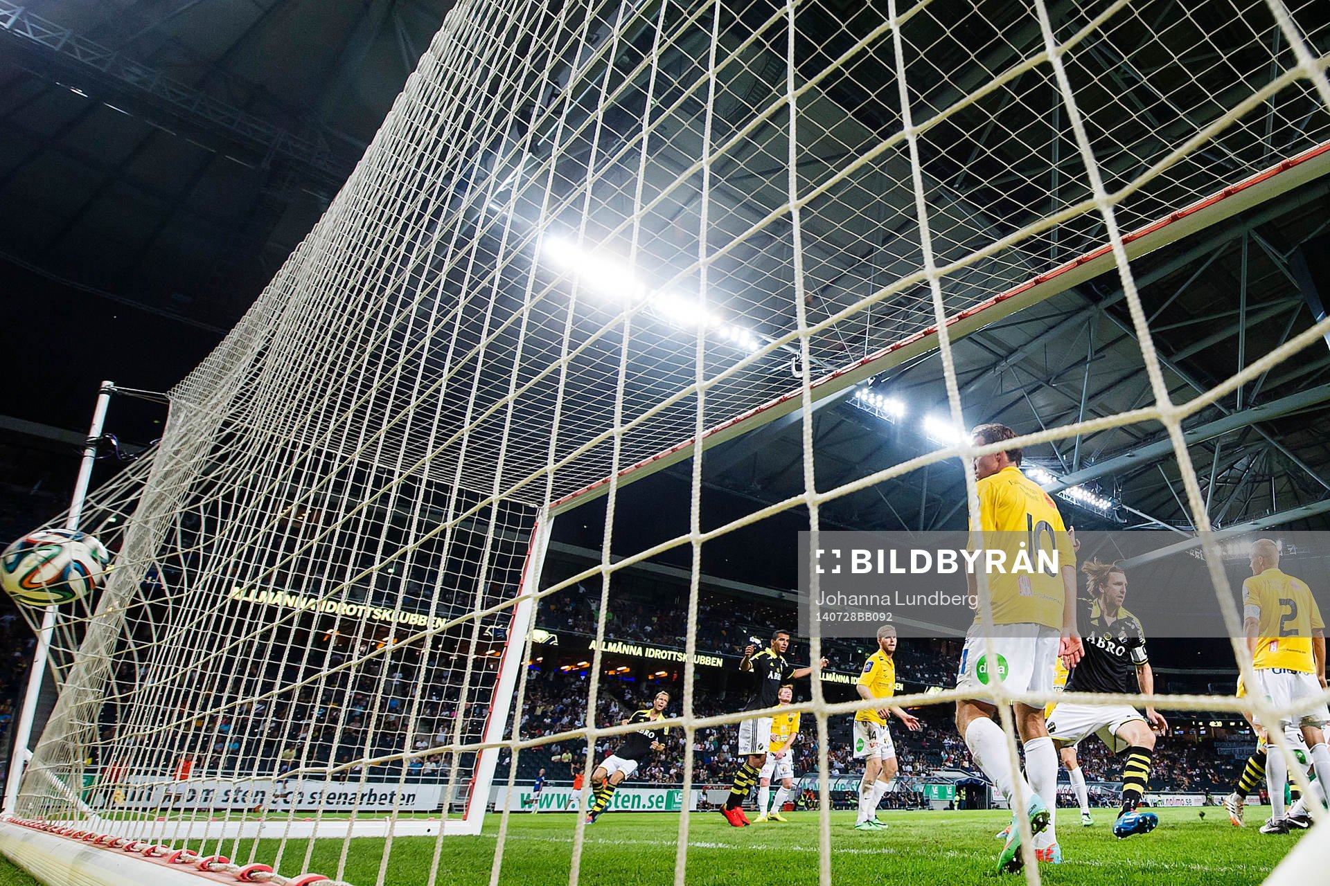 s Nils-Eric Johansson jublar när han gör 2-0
