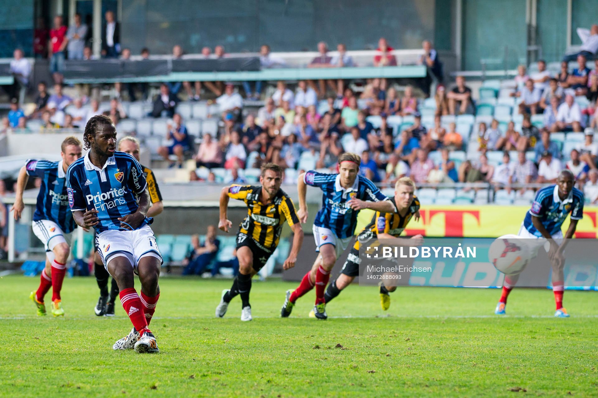 Djurgårdens Amadou Jawo skjuter en straff på övertid som
