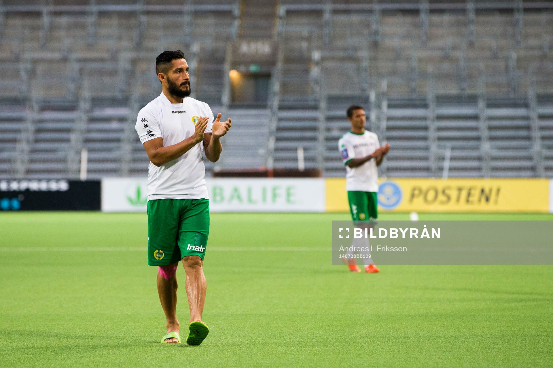 Hammarbys Pablo Pinones-Arce tackar publiken efter fotbollsmatchen i Superettan mellan Hammarby och Assyriska den 28 juli 2014 i Stockholm.
