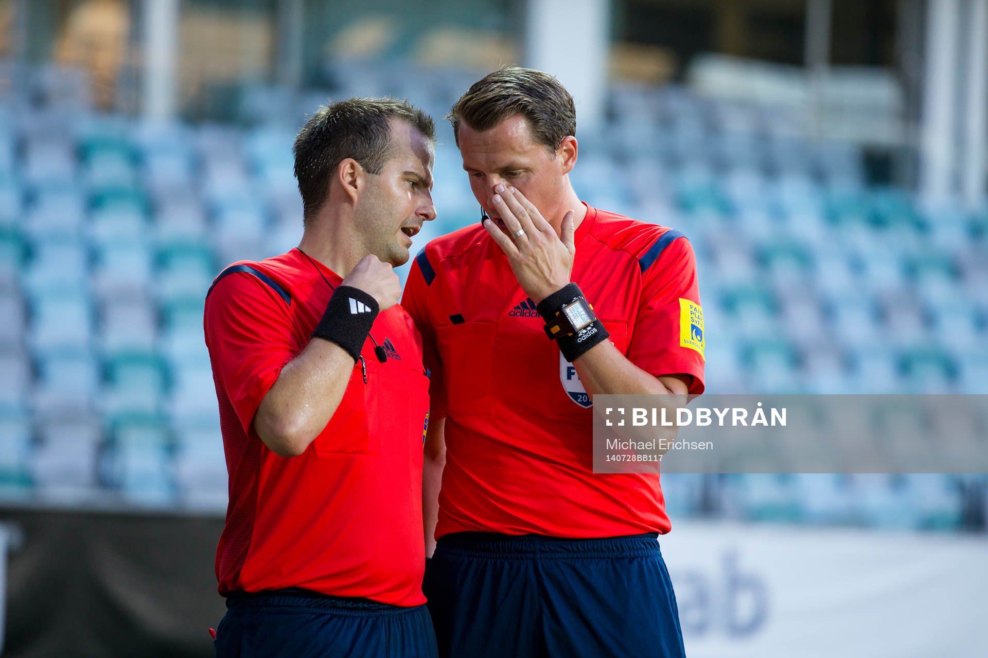 Domare Andreas Ekberg i samspråk med sin linjeman om huruvida det var straff eller inte under fotbollsmatchen i Allsvenskan mellan Häcken - Djurgården den 28 Juli 2014 i Göteborg.