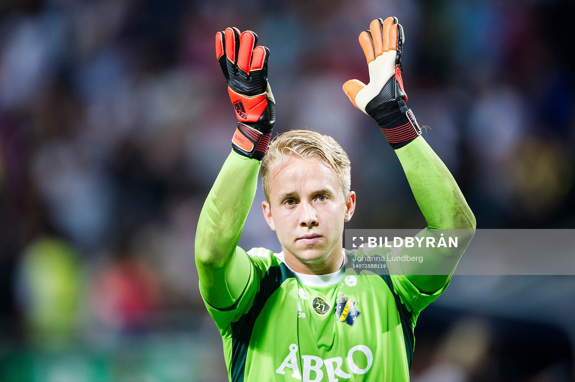 s målvakt Patrik Carlgren tackar publiken