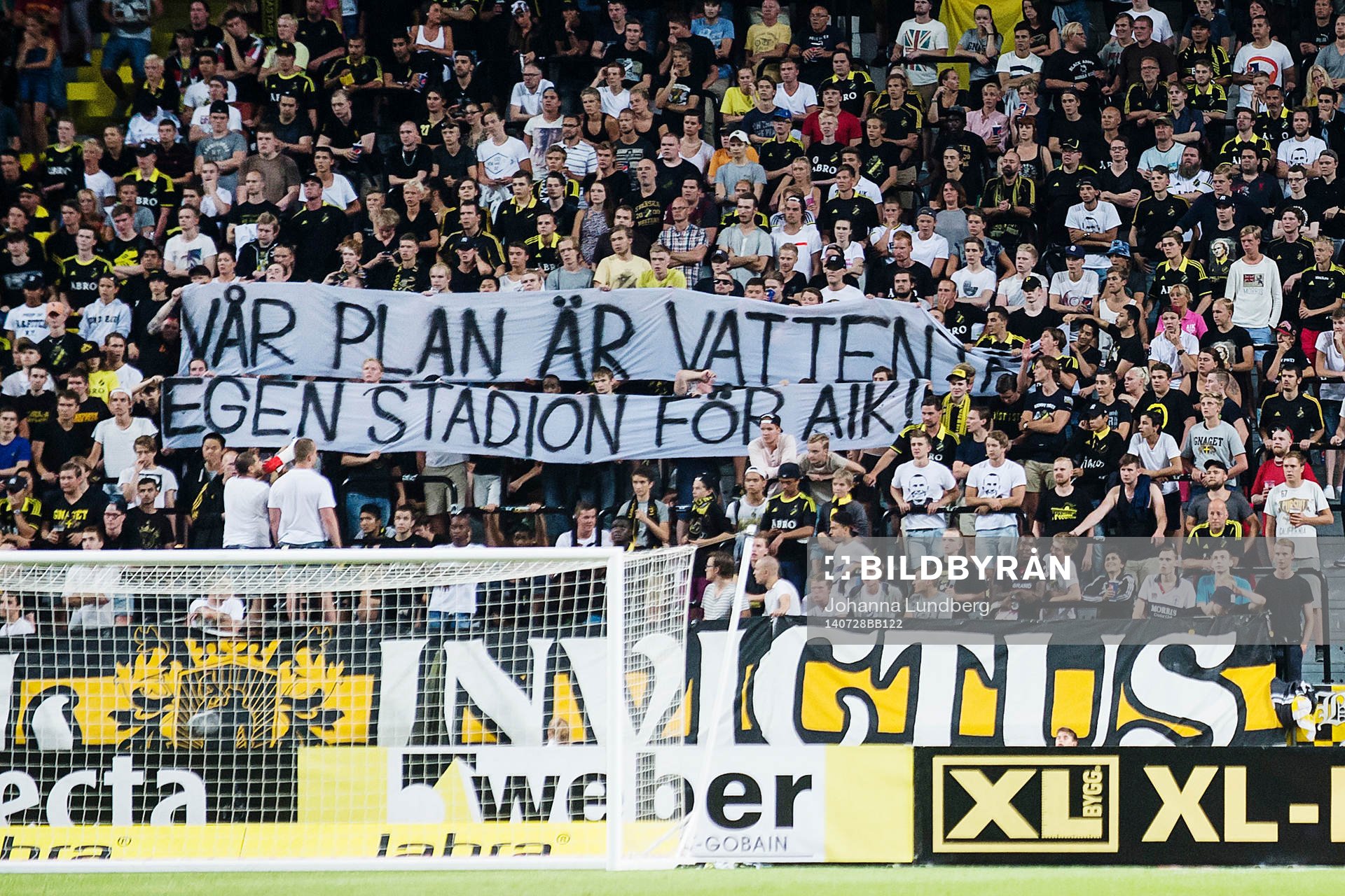 s supportrar håller upp en banderoll som det står Vår