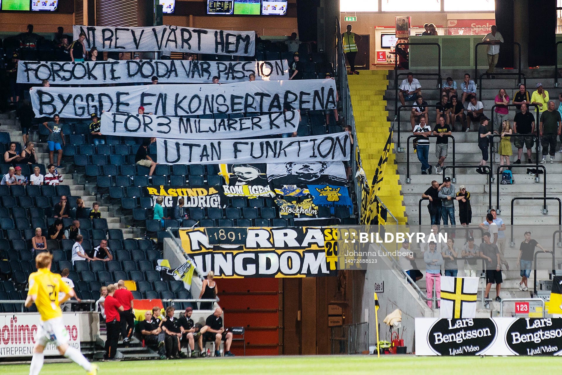 s supportrar håller upp en banderoll som det står Ni rev