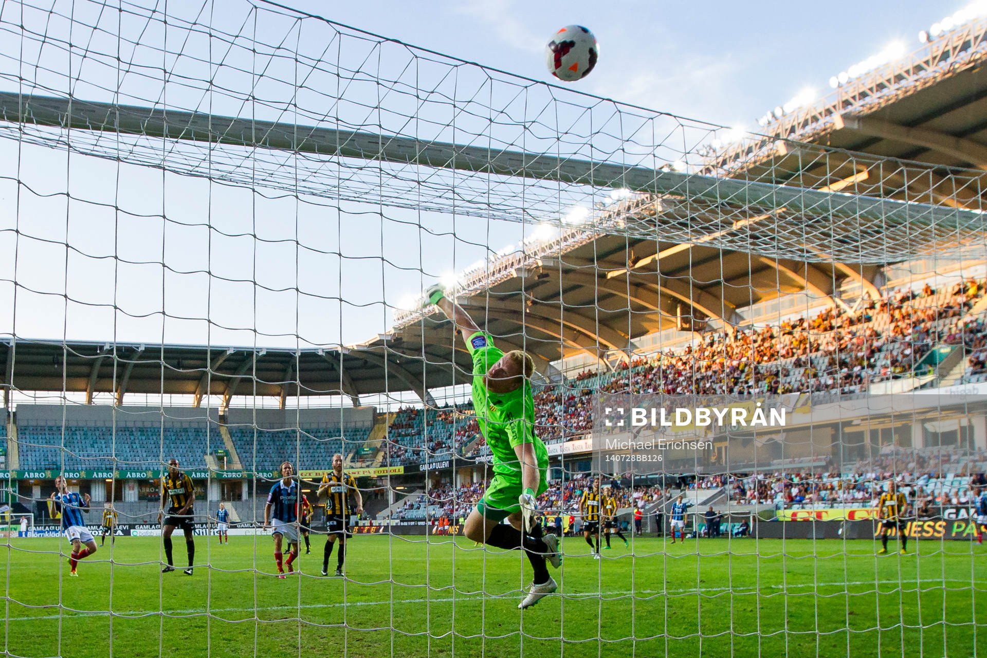 Häckens målvakt Christoffer Källqvist tippar ett skott