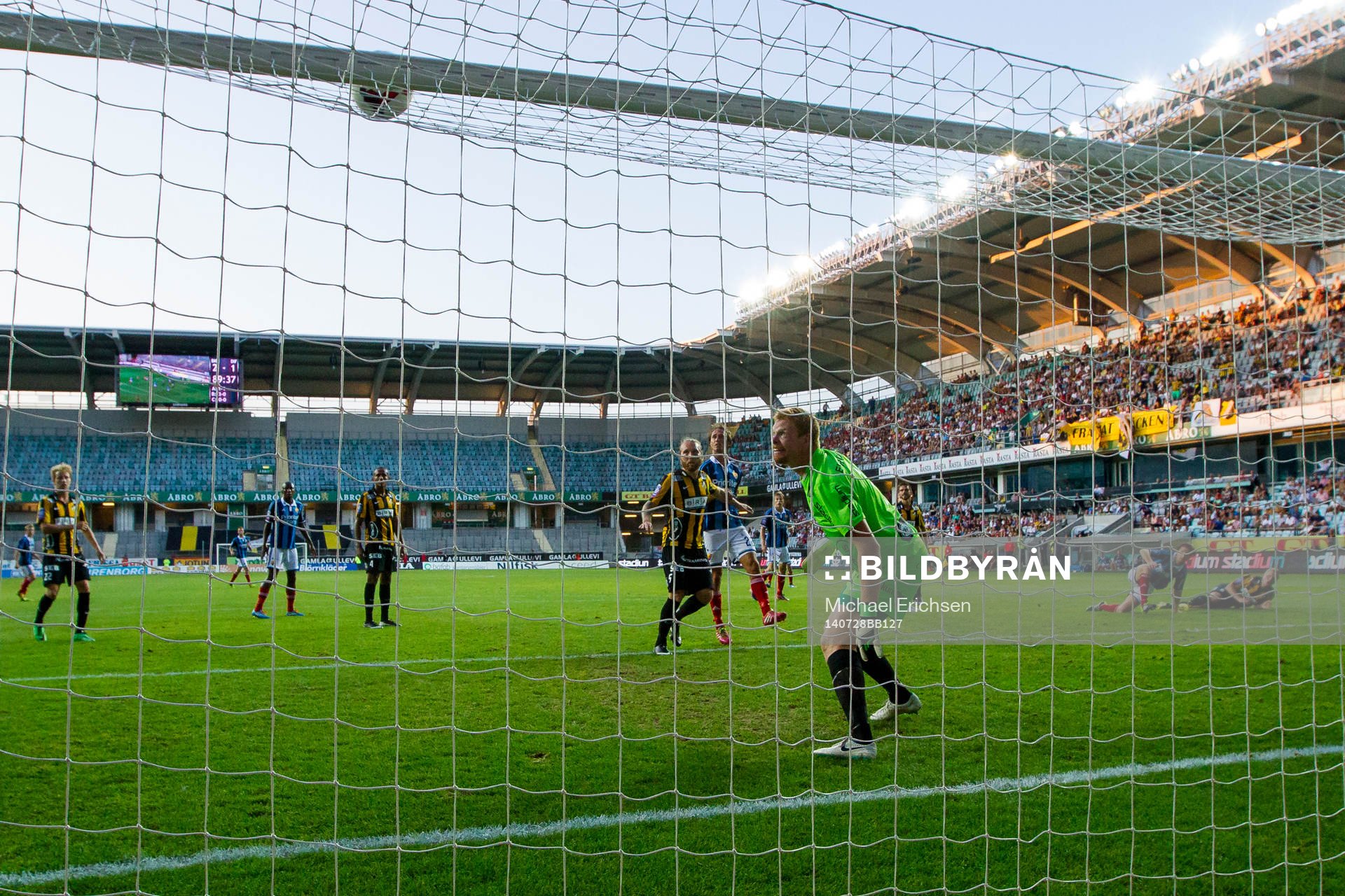 Häckens målvakt Christoffer Källqvist ser en nick från
