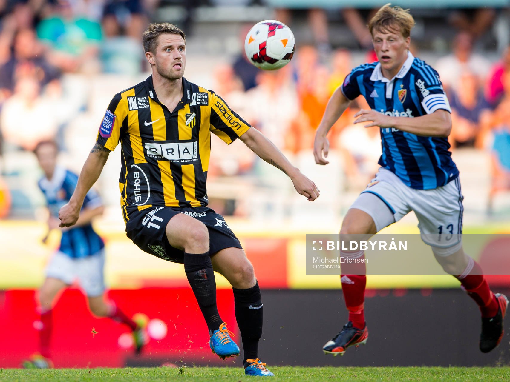 Häckens Gunnar Heidar Thorvaldsson mot Djurgårdens Emil Bergström under fotbollsmatchen i Allsvenskan mellan Häcken - Djurgården den 28 Juli 2014 i Göteborg.