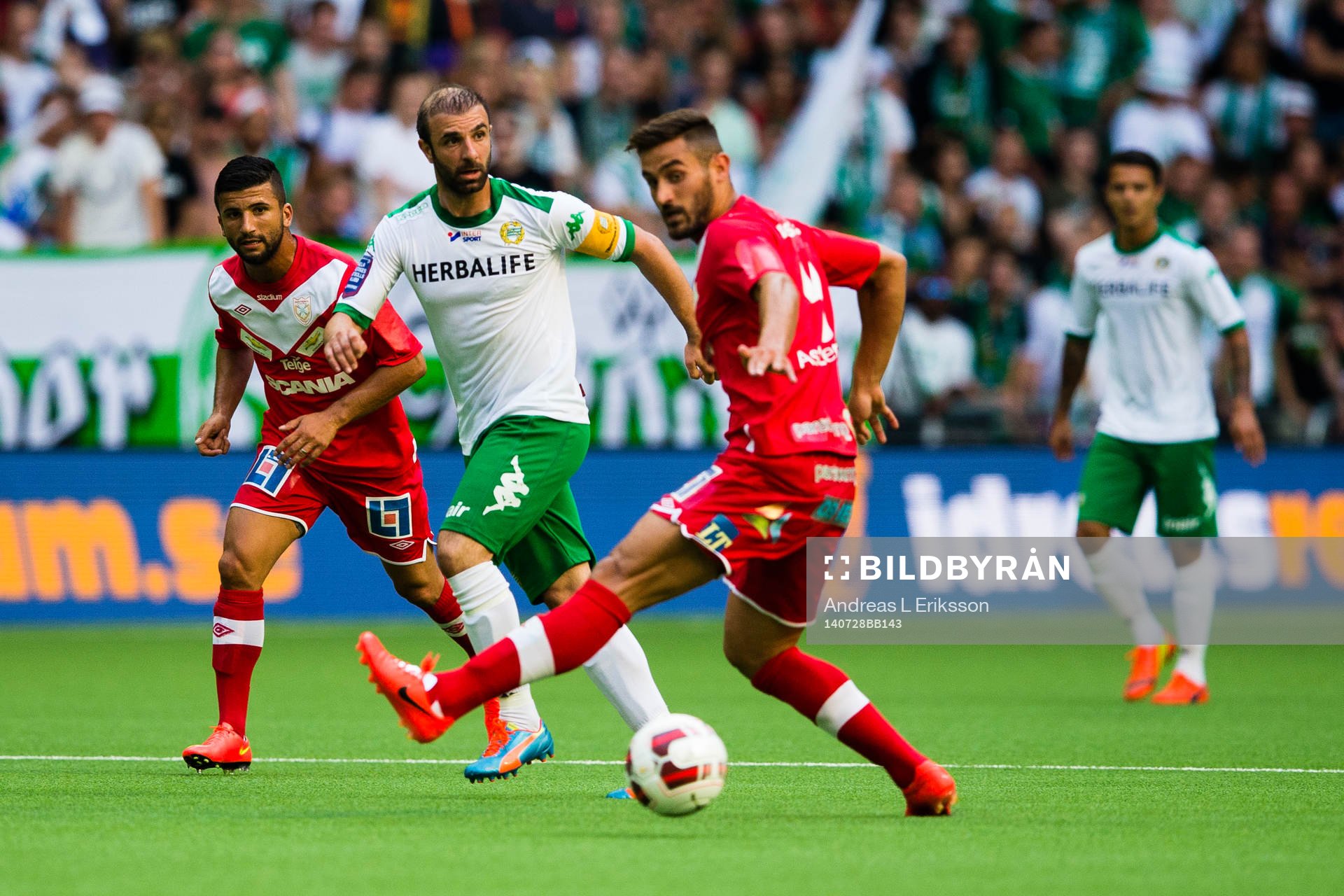 Hammarbys Kennedy Bakircioglu slår en pass förbi