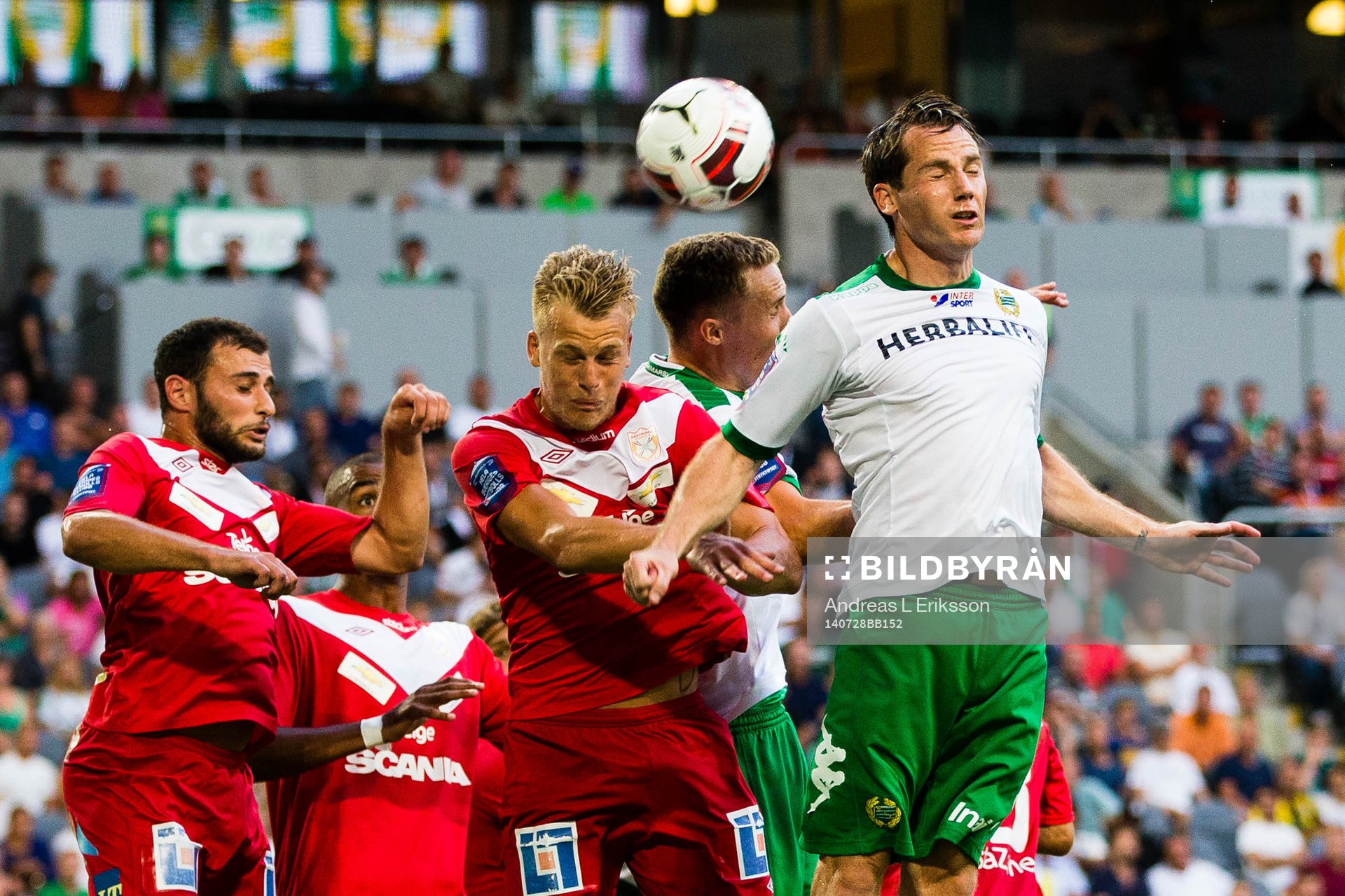 Assyriskas Jens Jacobsson i en nickduell med Hammarbys