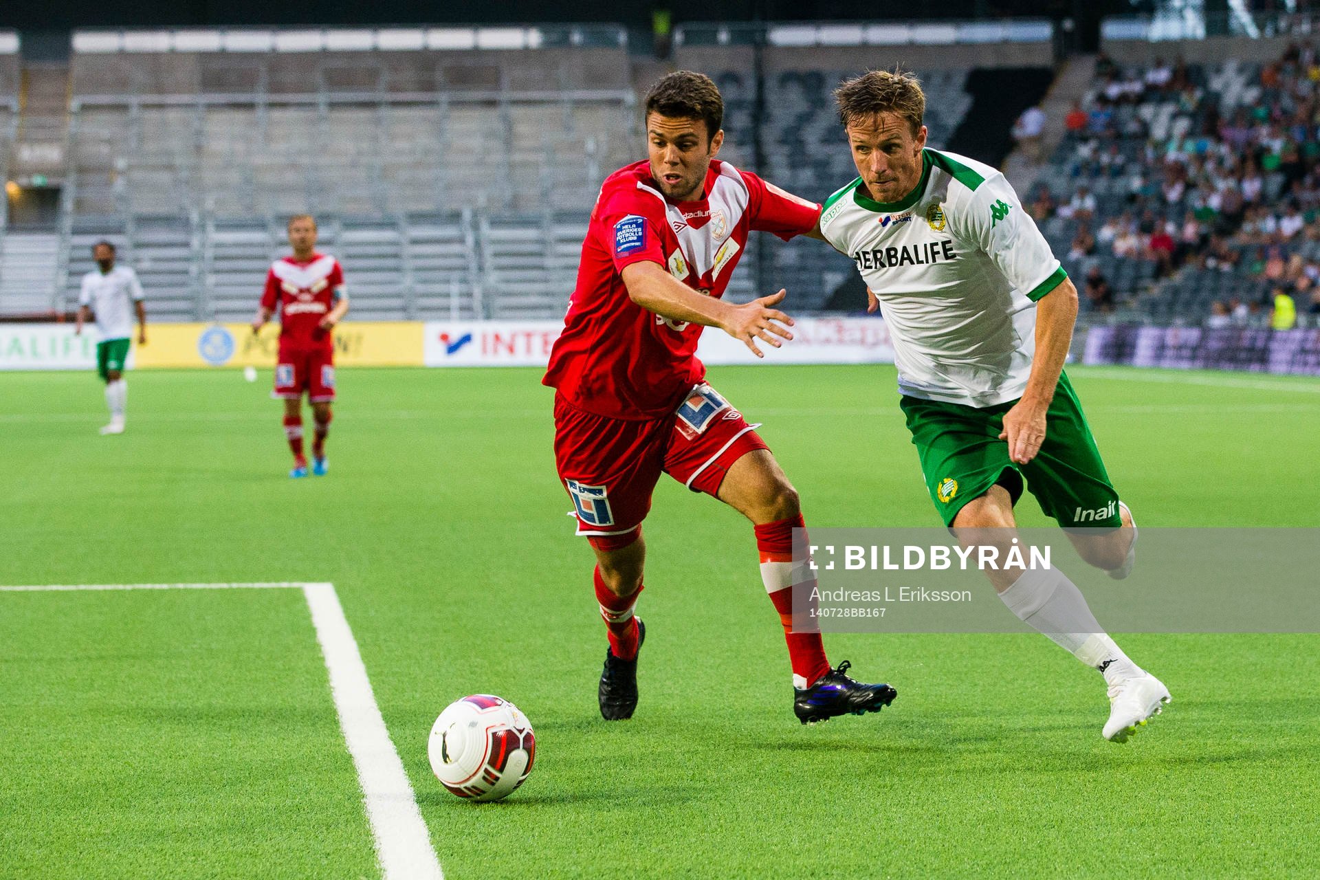 Assyriskas Christoffer Eriksson försvarar sig mot