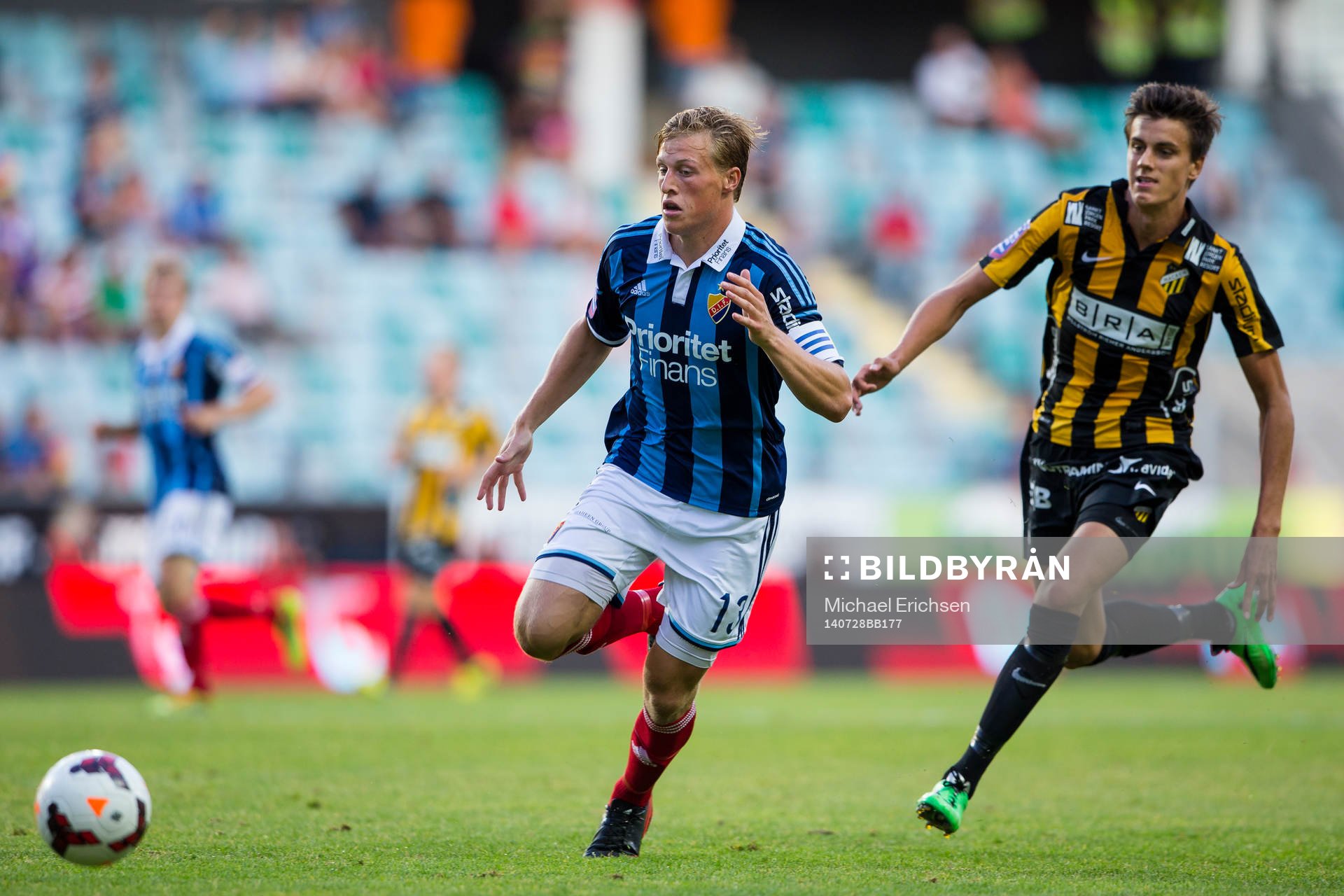 Djurgårdens Emil Bergström jagas av Häckens Alexander