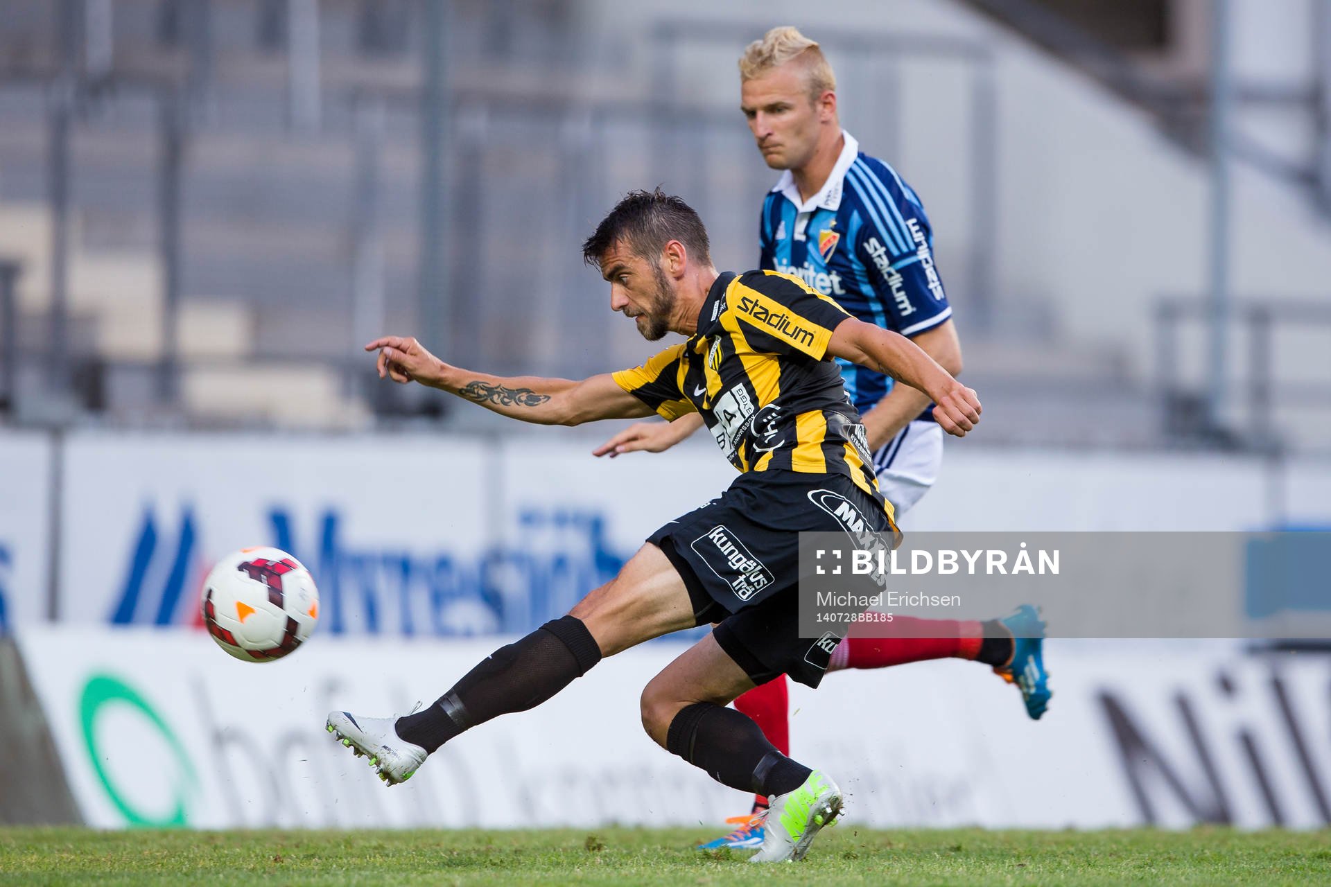 Häckens Björn Anklev skjuter ett skott