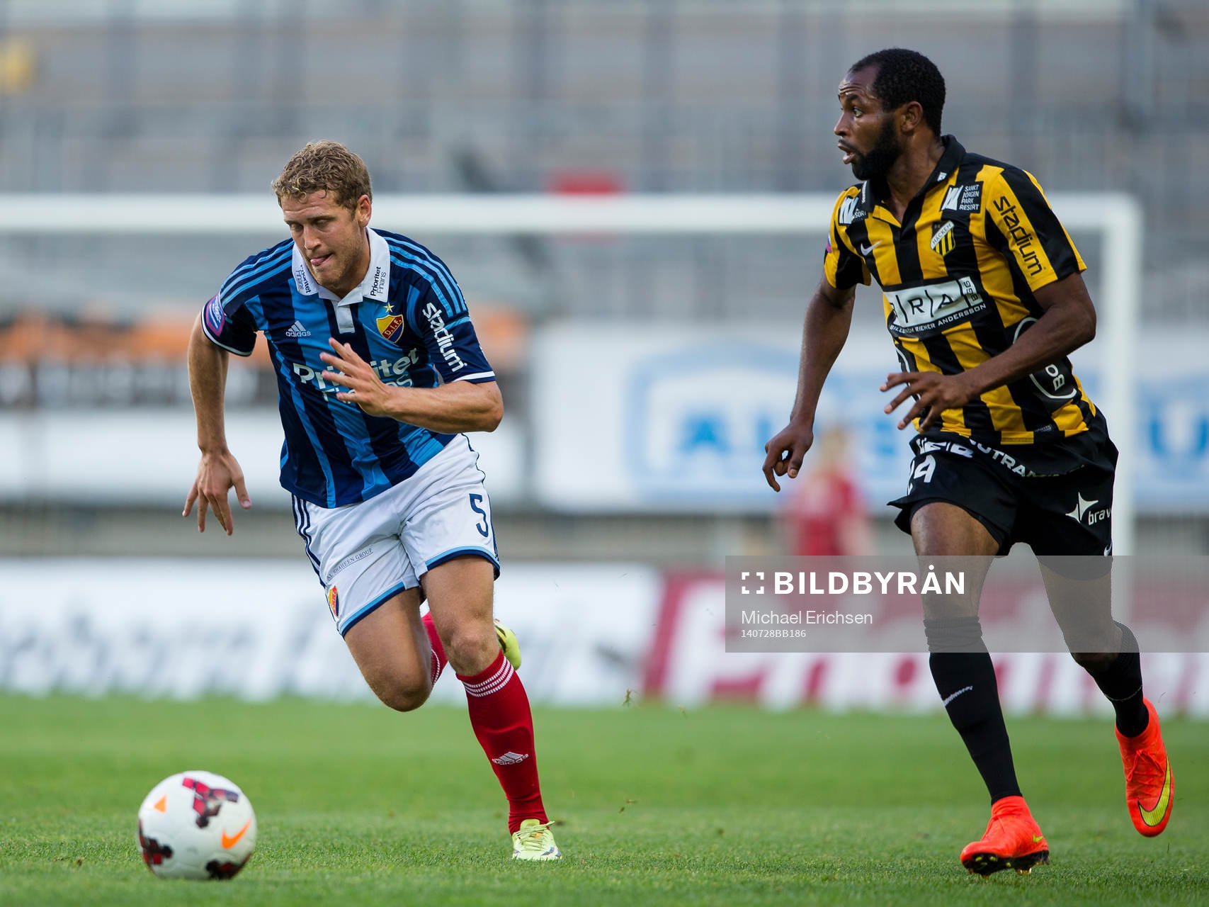 Häckens Rene Makondele före Djurgårdens Stefan Karlsson