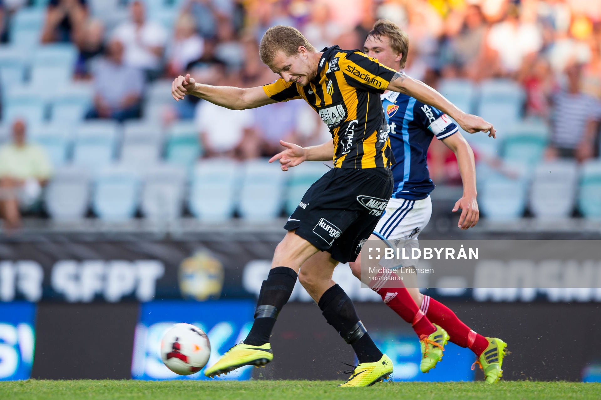 Häckens Simon Gustafson skjuter ett skott under fotbollsmatchen i Allsvenskan mellan Häcken - Djurgården den 28 Juli 2014 i Göteborg.