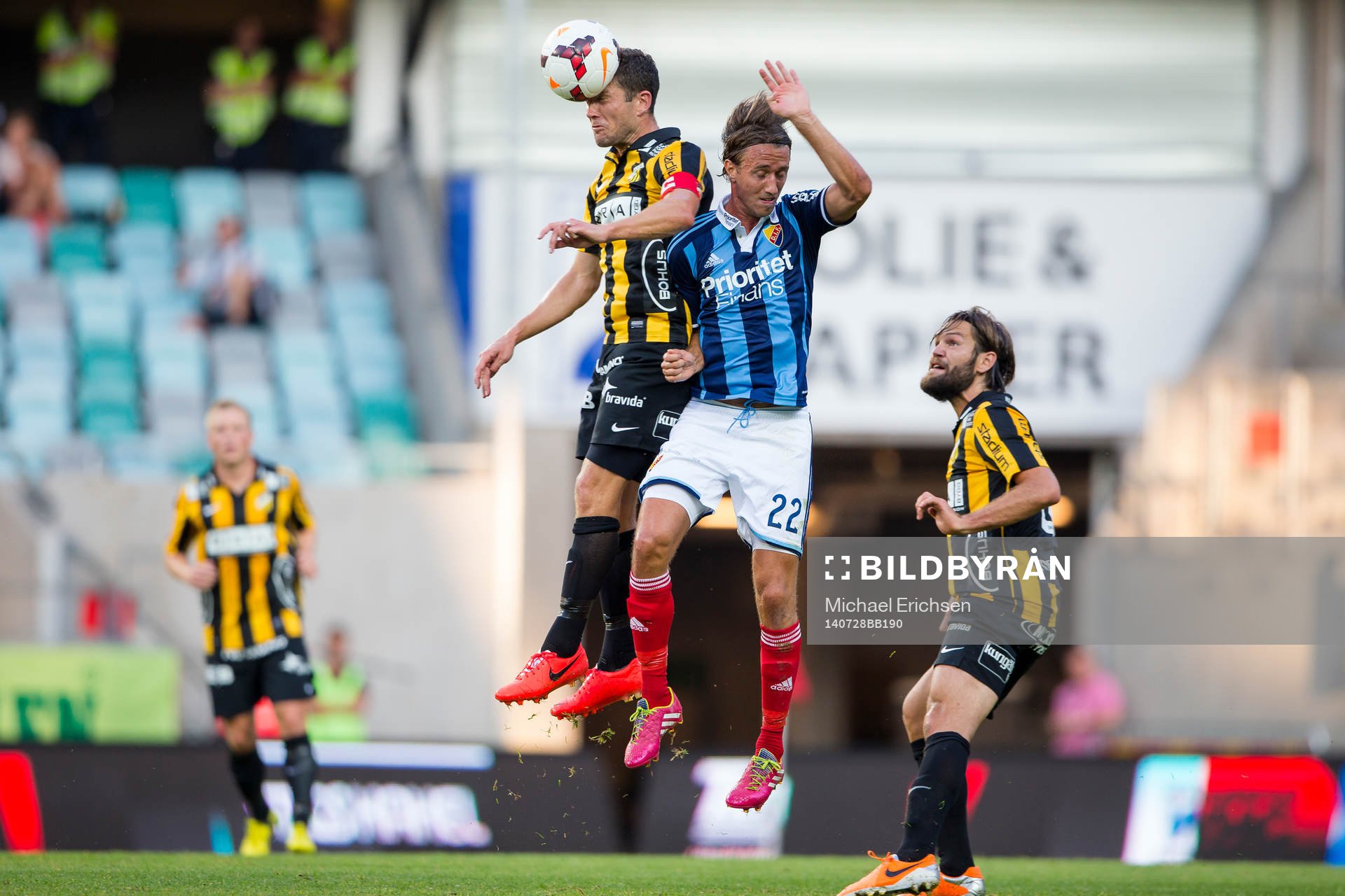 Häckens Martin Ericsson vinner en nickduell mot