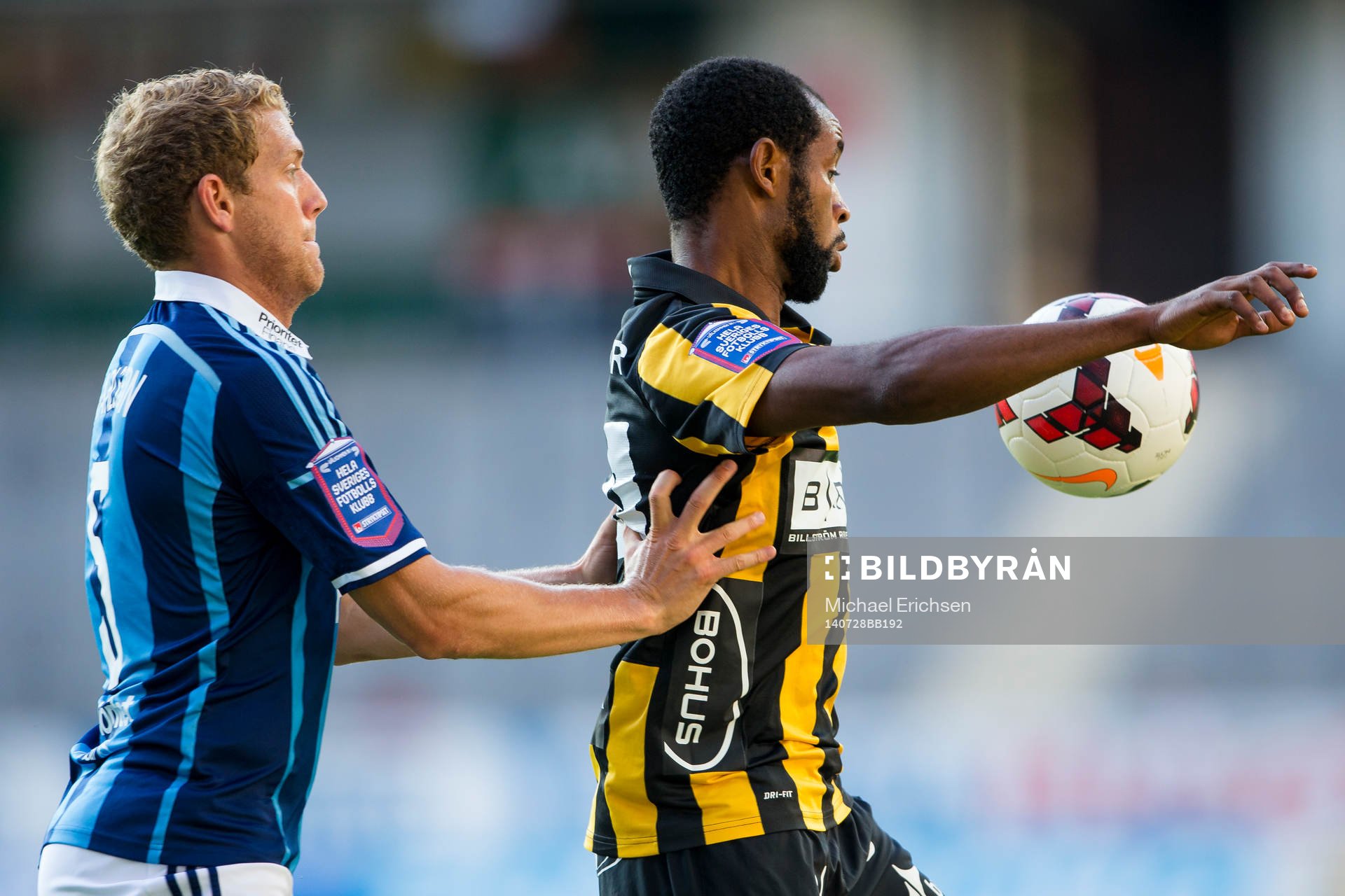 Djurgårdens Stefan Karlsson i rygg på Häckens Rene