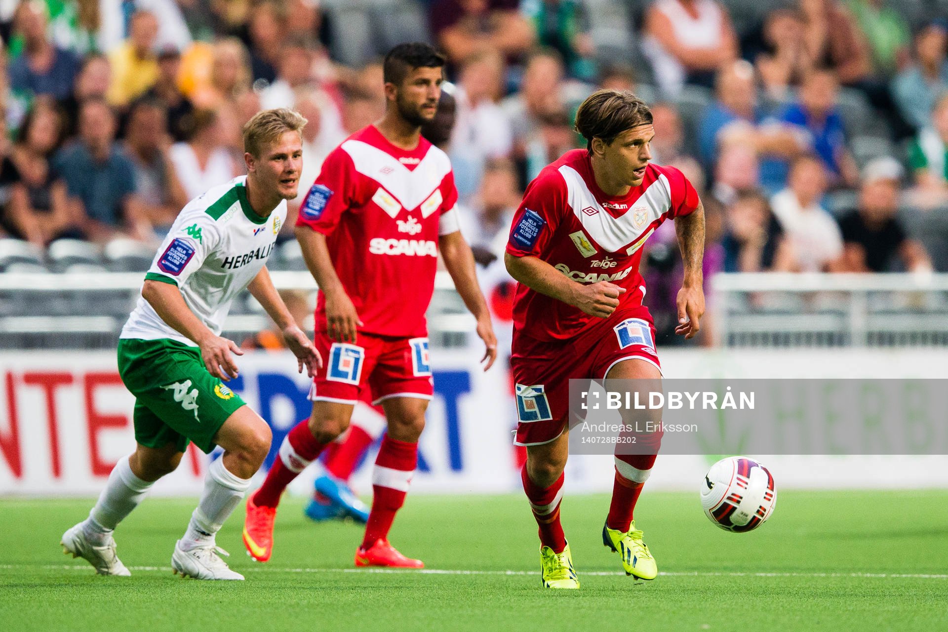 Assyriskas Fredrik Holster med bollen