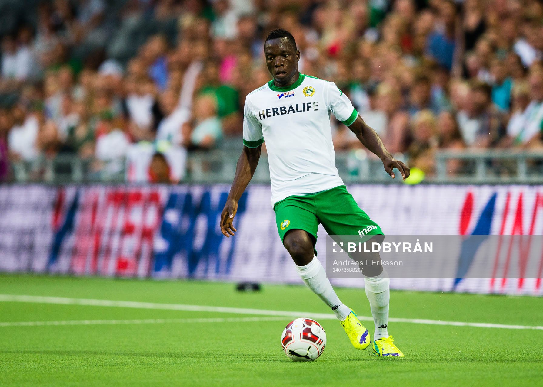 Hammarbys Amadaiya Rennie med bollen