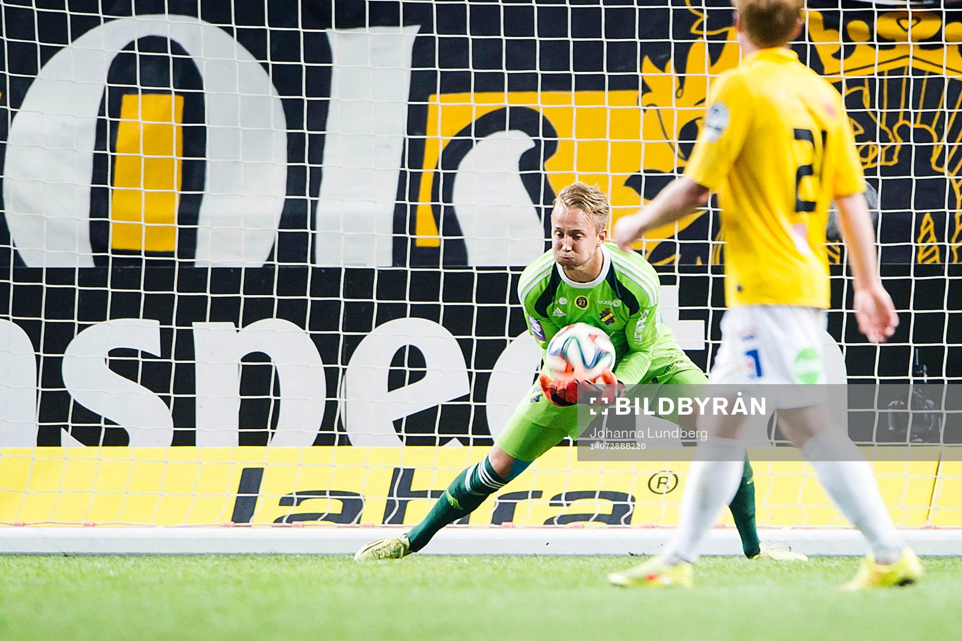 s målvakt Patrik Carlgren gör en räddning