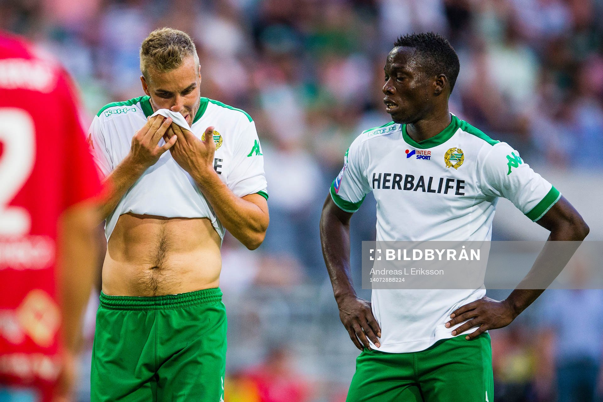 Hammarbys Daniel Theorin och Amadaiya Rennie ser deppiga ut