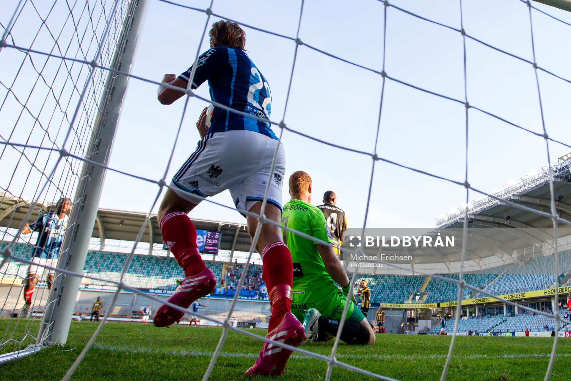 Djurgårdens Philip Hellquist jublar med bollen i famnen