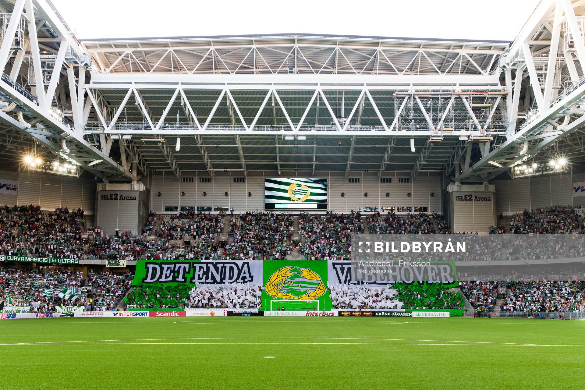 Hammarbys supportrar med ett TIFO på Tele2 Arena innan