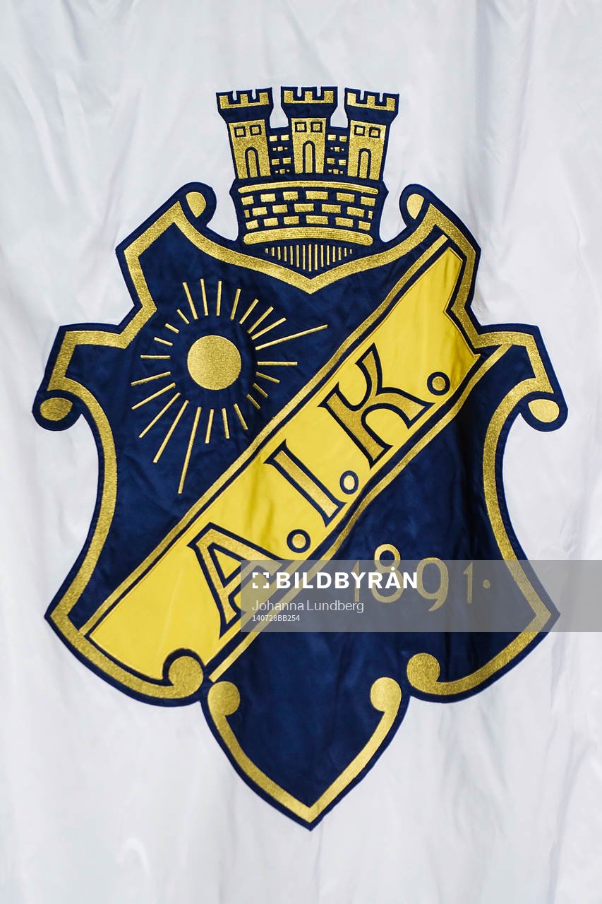 Ett AIK emblem innan fotbollsmatchen i Allsvenskan mellan