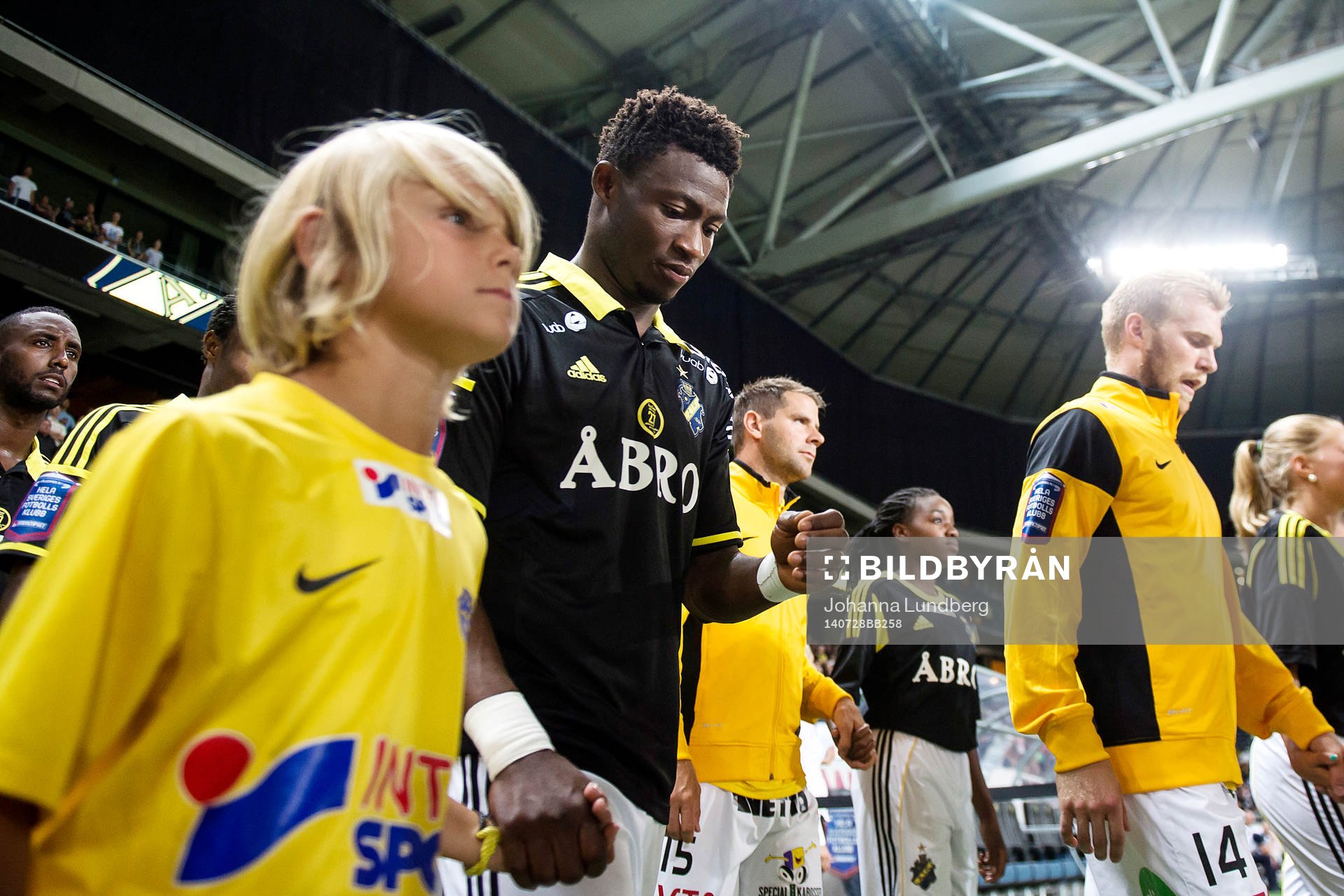 s Ibrahim Moro  håller en matchknatte i handen när han
