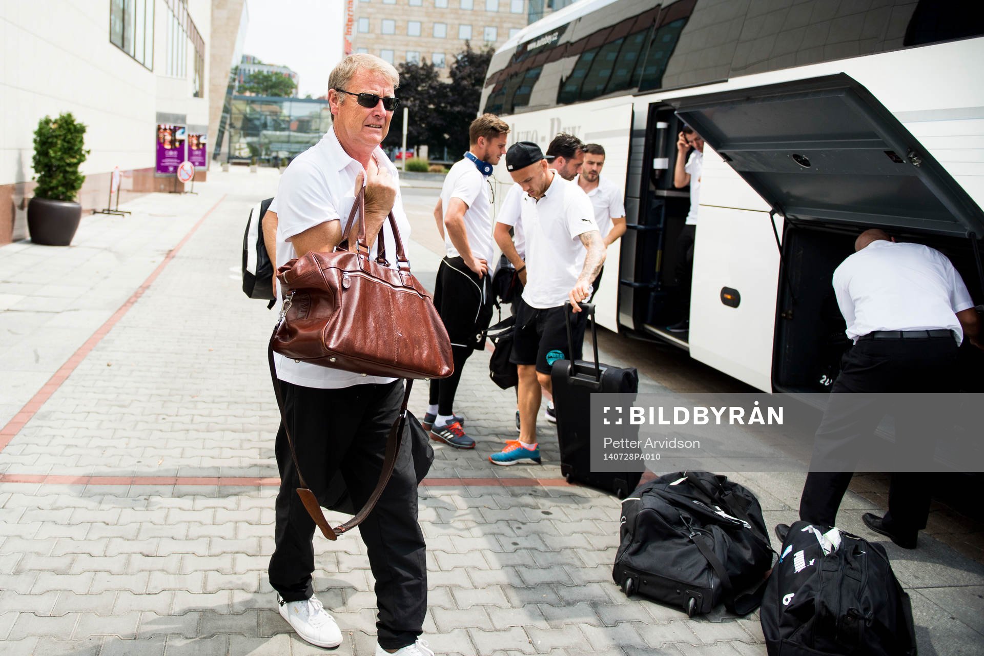 Malmö FFs tränare Åge Hareide anländer till hotellet inför matchen i Champions League kvalet mellan Sparta Prag och Malmö FF den 28 juli 2014 i Prag.