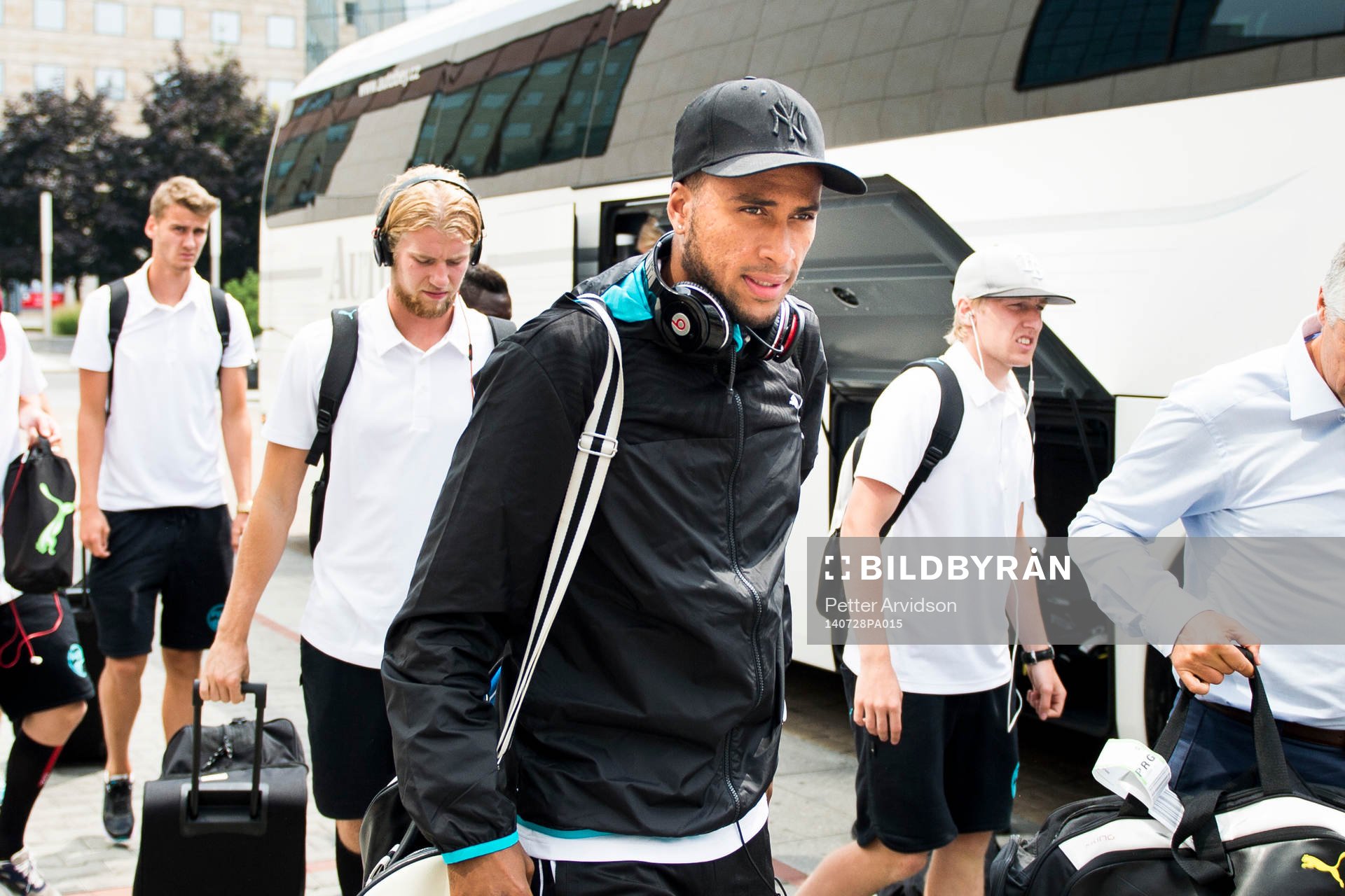 Malmö FFs Isaac Kiese Thelin (m) Johan Hammar (längst tv)