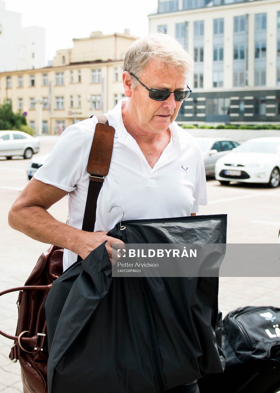 Malmö FFs tränare Åge Hareide anländer till hotellet inför matchen i Champions League kvalet mellan Sparta Prag och Malmö FF den 28 juli 2014 i Prag.