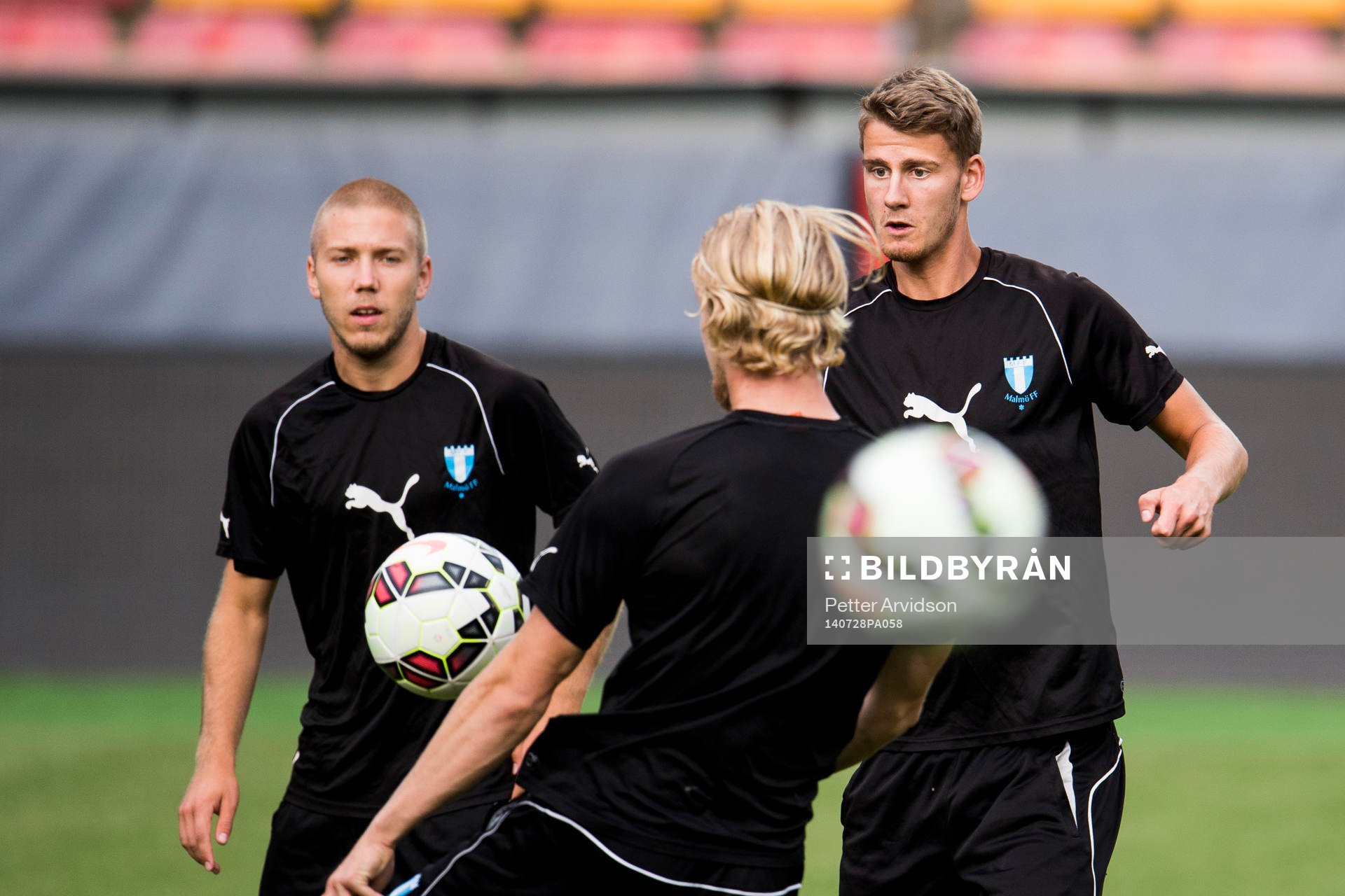 Malmö FFs Anton Tinnerholm (tv) Filip Helander (ryggen)