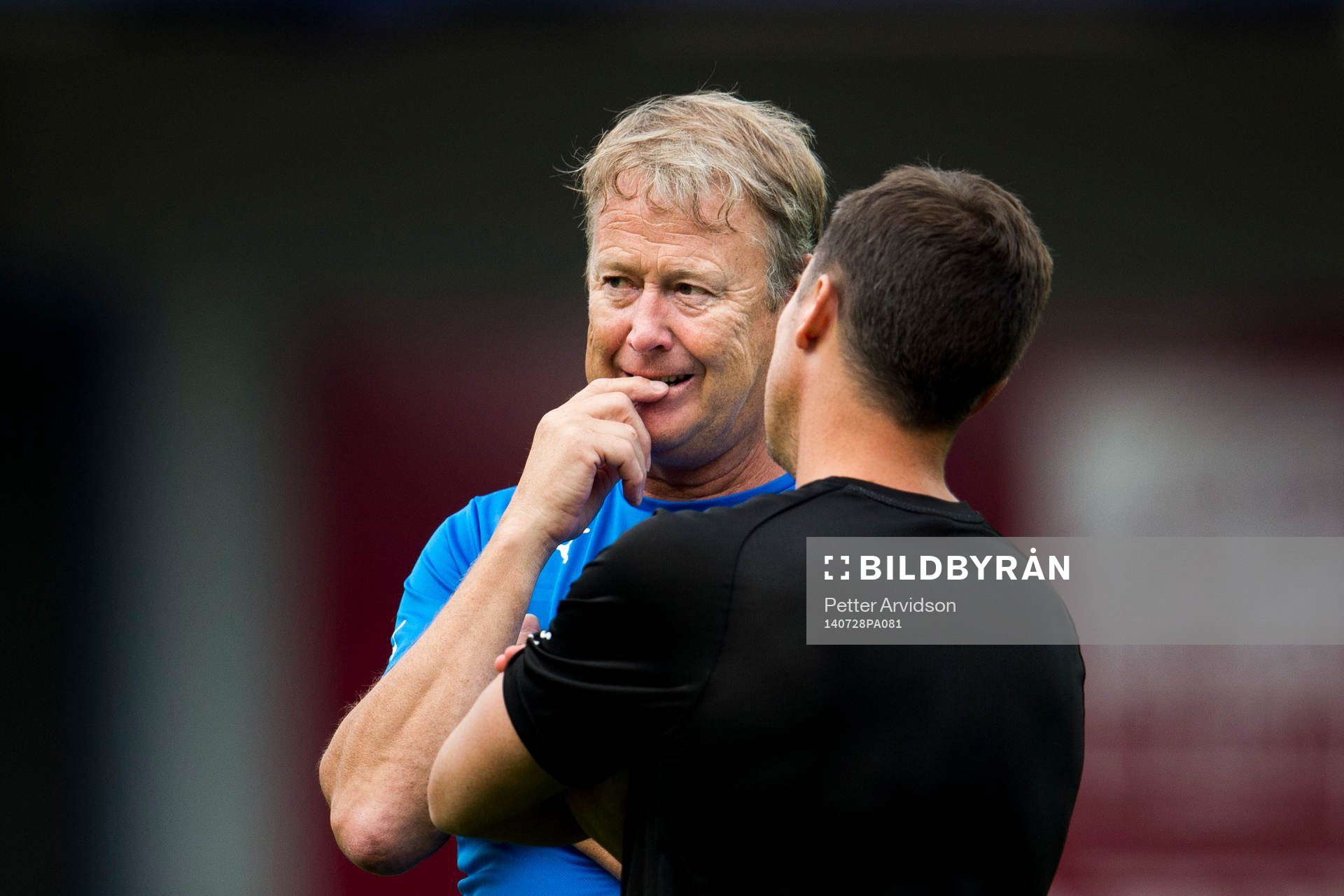 Malmö FFs tränare Åge Hareide samtalar med sportchef