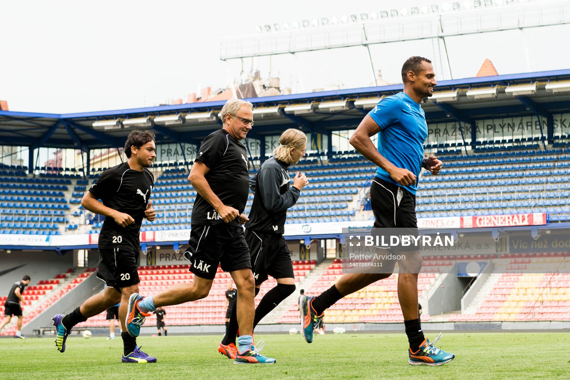 Malmö FFs Simon Kroon och Ricardo Ferreira Da Silva tränar ihop med läkare Pär Herbertsson naprapat Wilner Registre under Malmö FFs träning inför kvalmatchen i Champions League mot Sparta Prag den 28 juli 2014 i Prag.