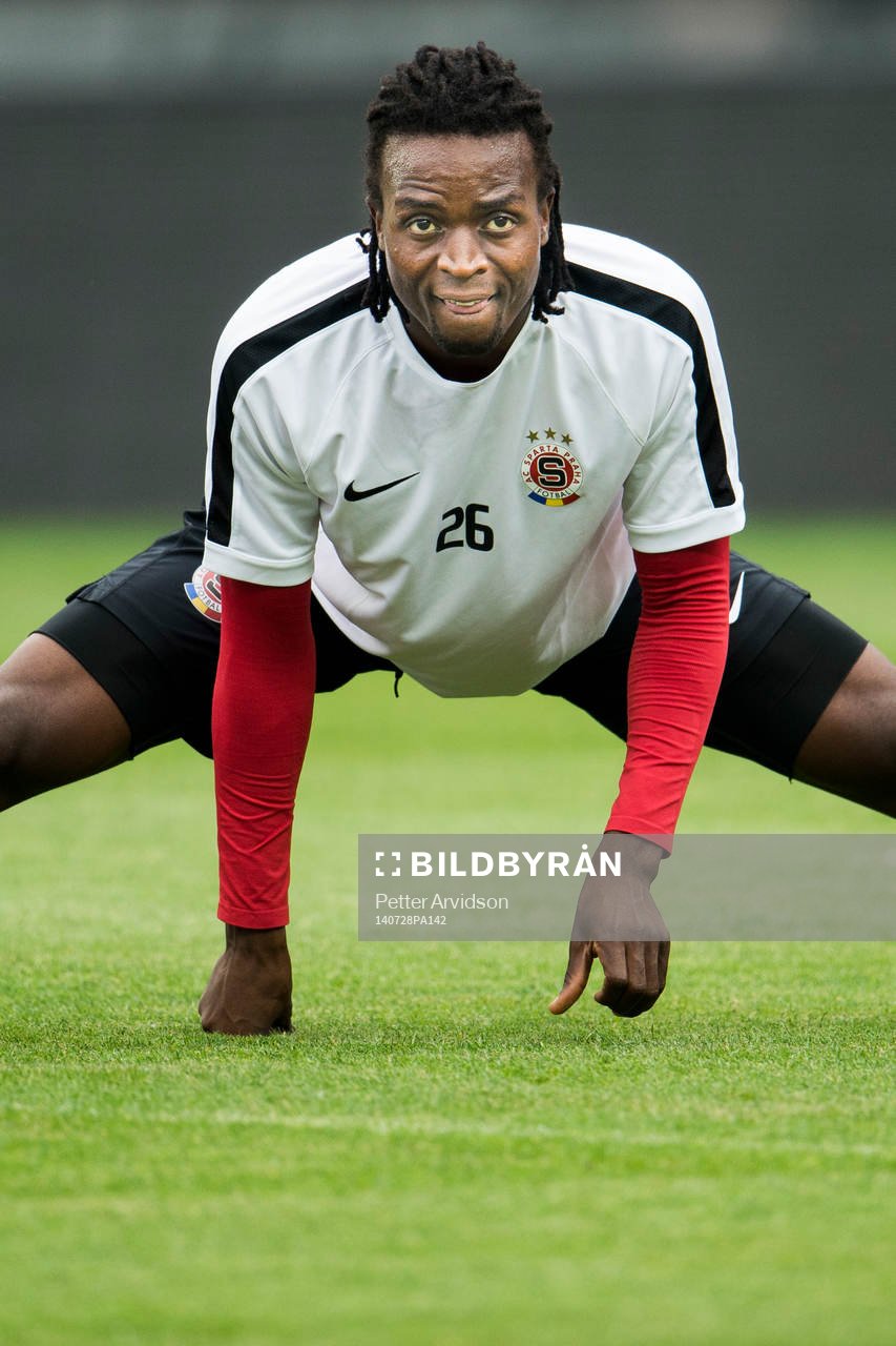 Sparta Prags Costa Nhamoinesu under Sparta Prags träning inför kvalmatchen i Champions League mot Malmö FF den 28 juli 2014 i Prag.