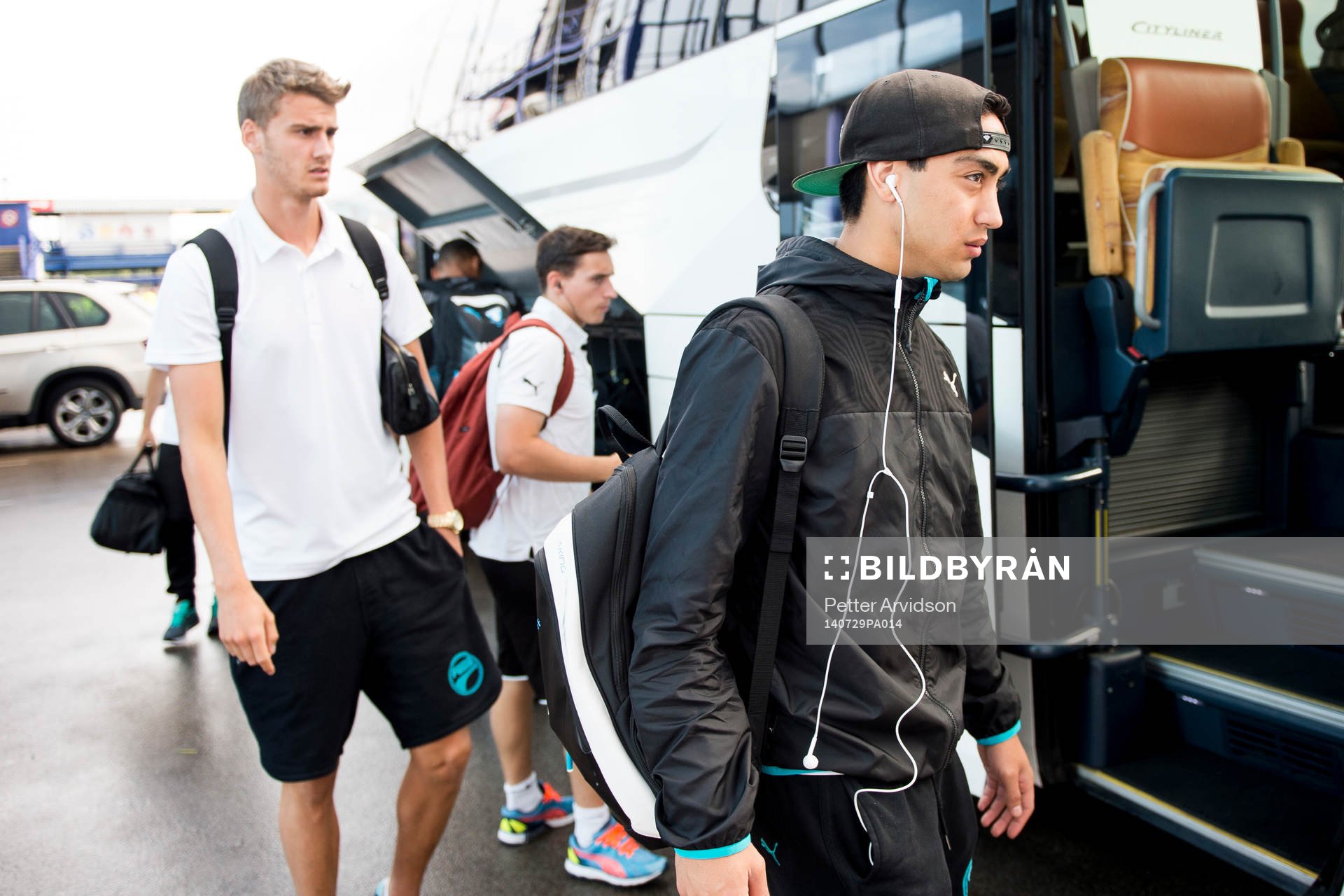 Malmö FFs Johan Hammar (tv) och Amin Nazari (th) anländer