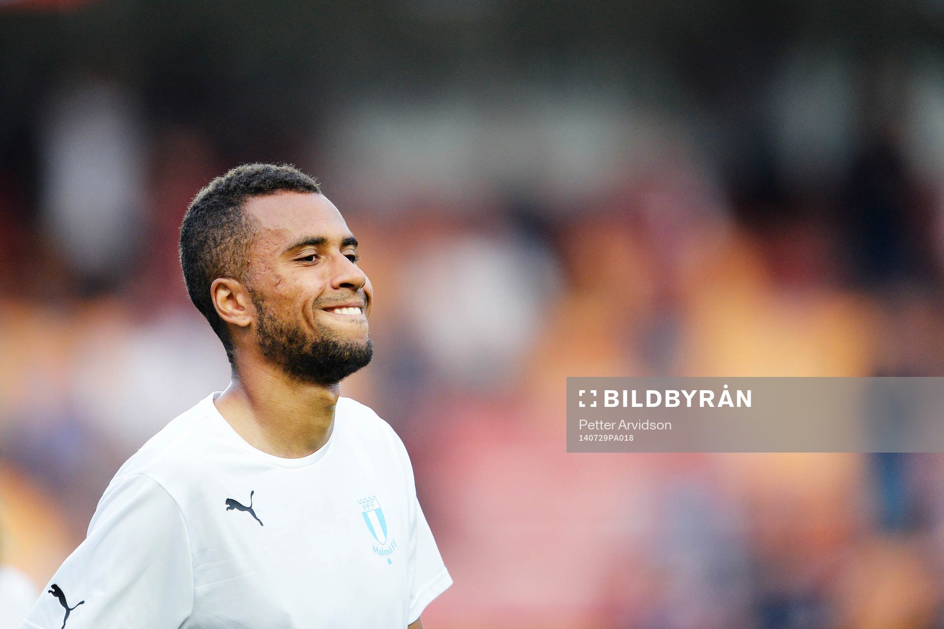 Malmö FFs Isaac Kiese Thelin värmer upp