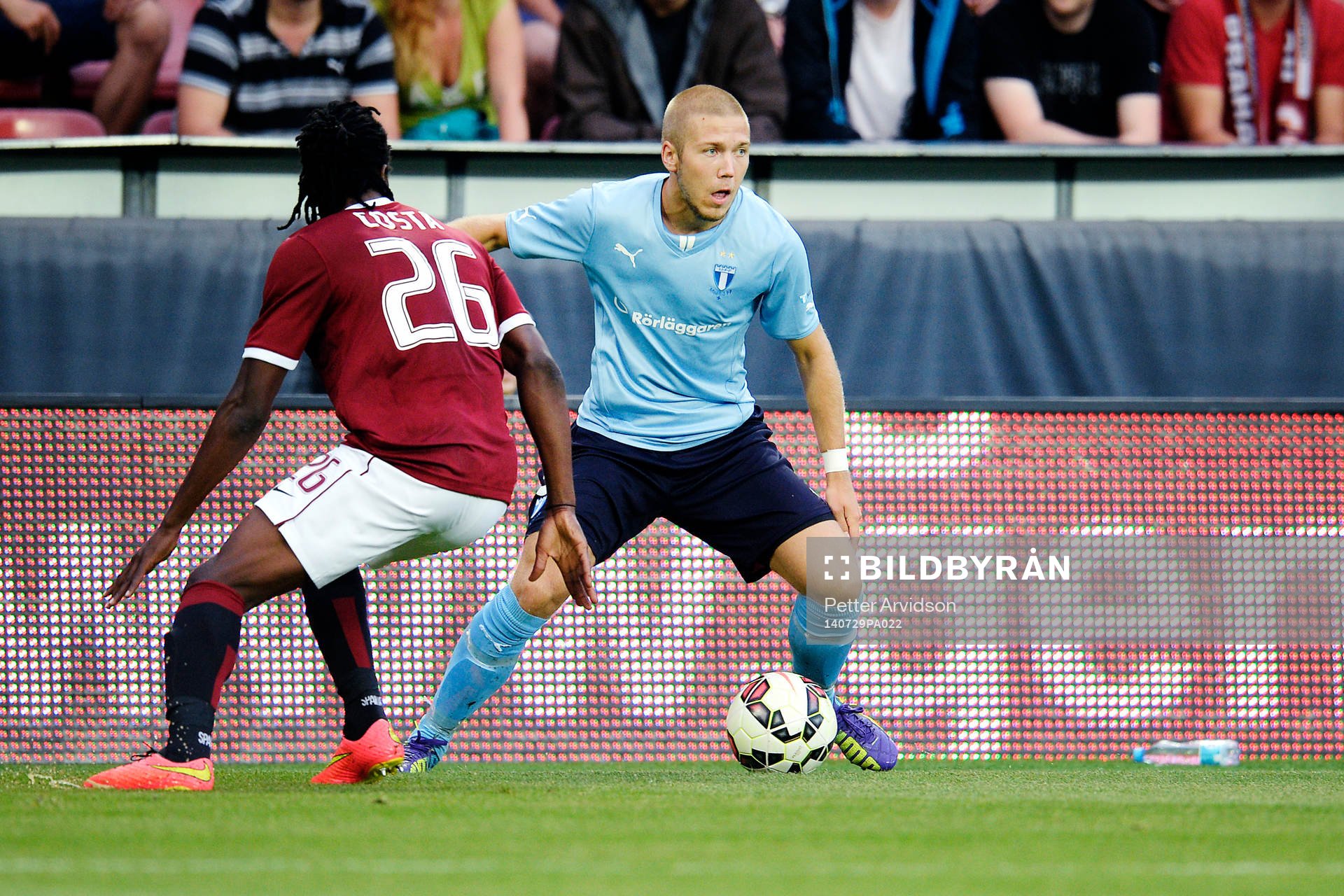 Malmö FFs Anton Tinnerholm utmanar Sparta Prags Costa Nhamoinesu under fotbollsmatchen i kvalet till Champions League mellan Sparta Prag och Malmö FF den 29 juli 2014 i Prag.