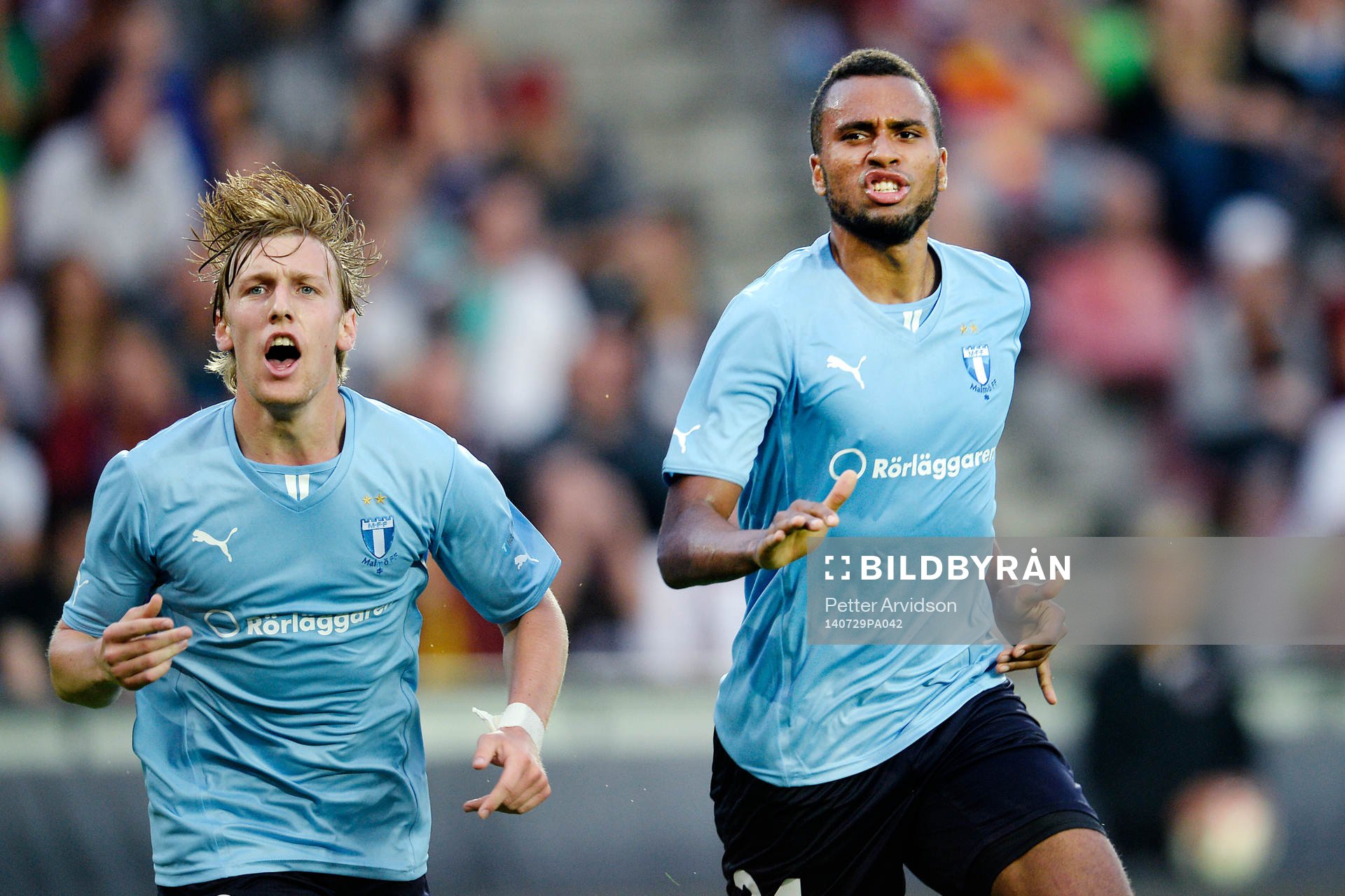 Malmö FFs Isaac Kiese Thelin (th)  jublar