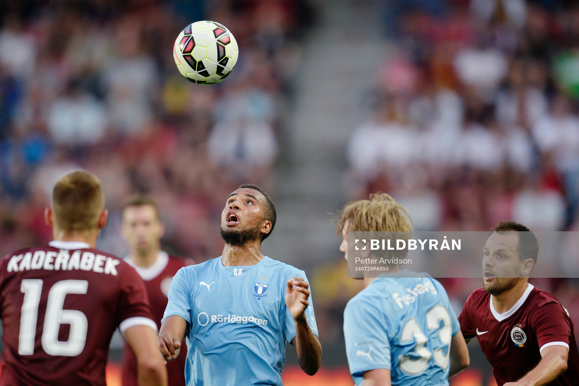 Malmö FFs Isaac Kiese Thelin har ögonen på bollen