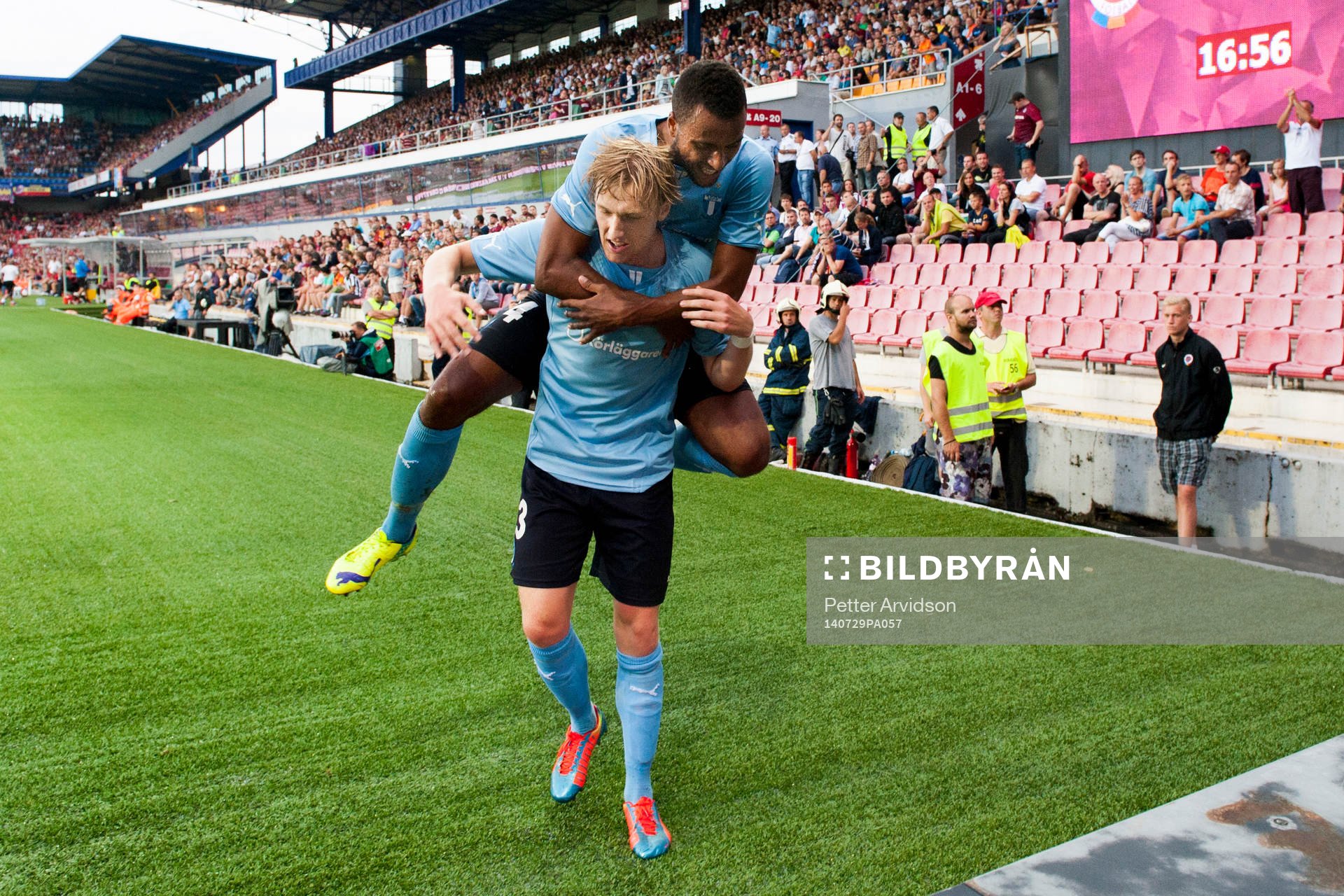Malmö FFs Isaac Kiese Thelin hoppar upp på Emil Forsberg