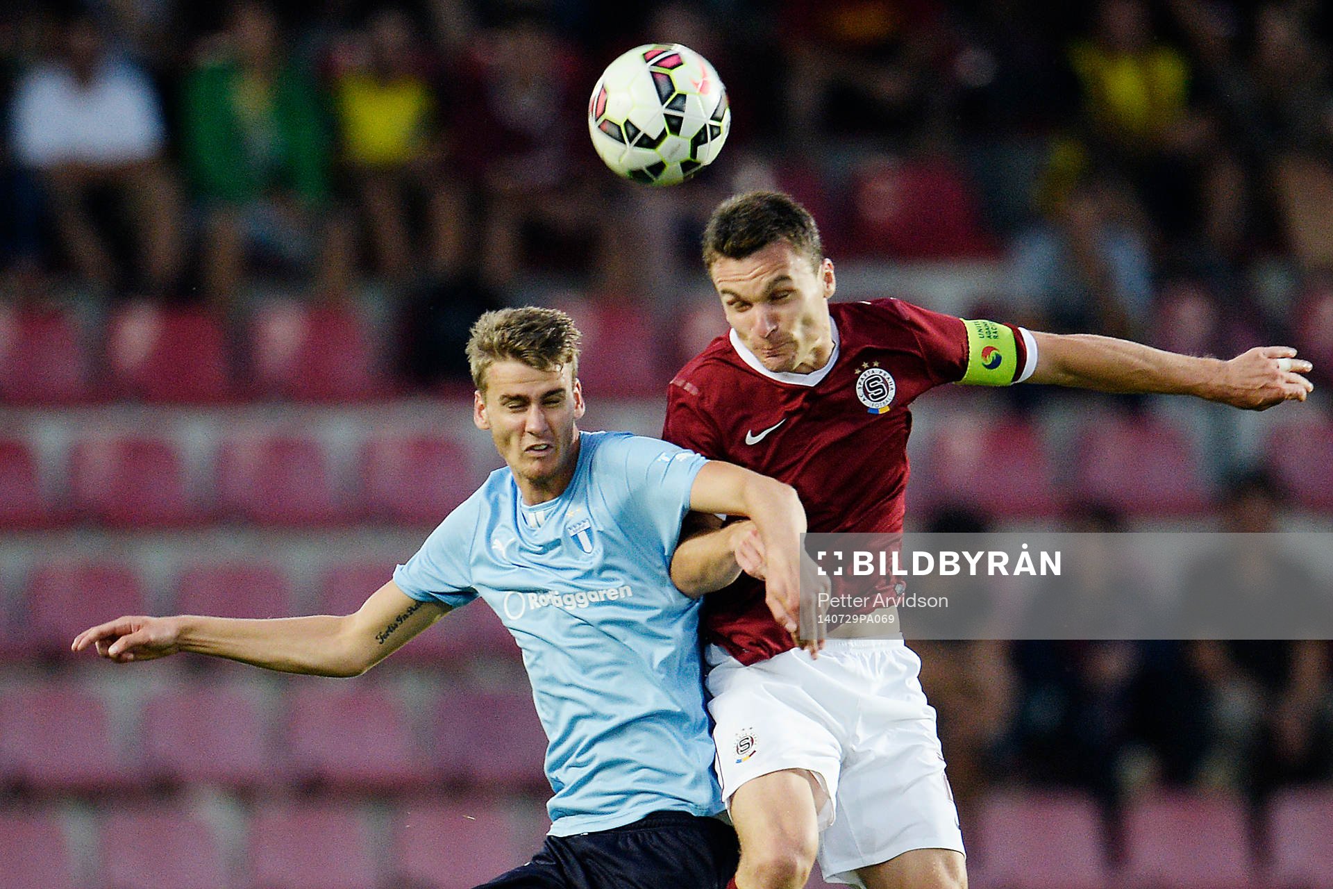 Malmö FFs Johan Hammar och Sparta Prags David Lafata i en