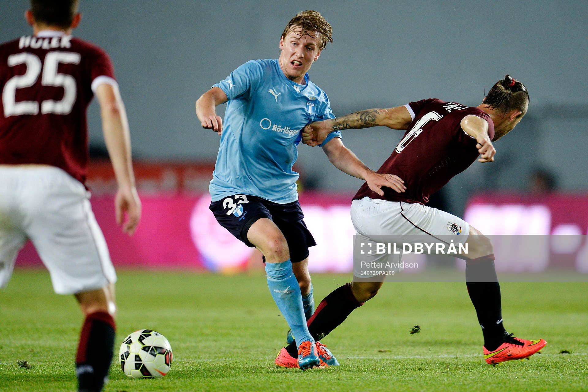 Malmö FFs Emil Forsberg tar sig förbi Sparta Prags