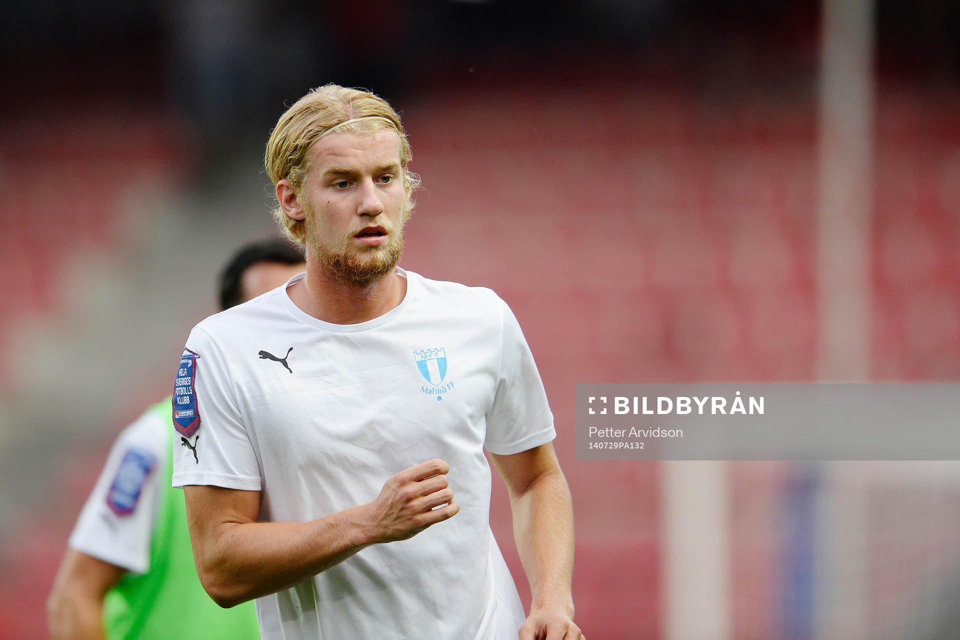 Malmö FFs Filip Helander  värmer upp