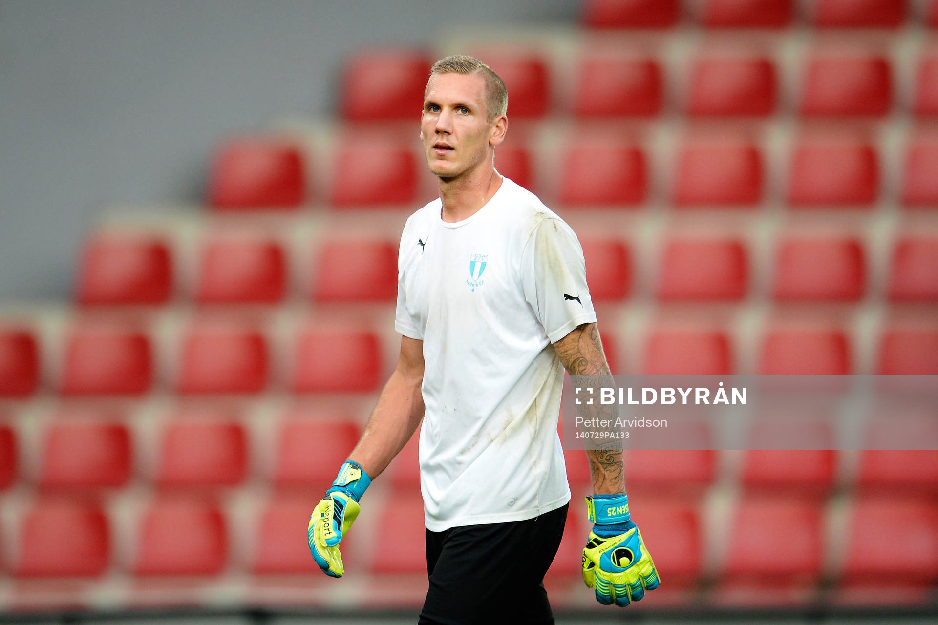 Malmö FFs målvakt Robin Olsen värmer upp
